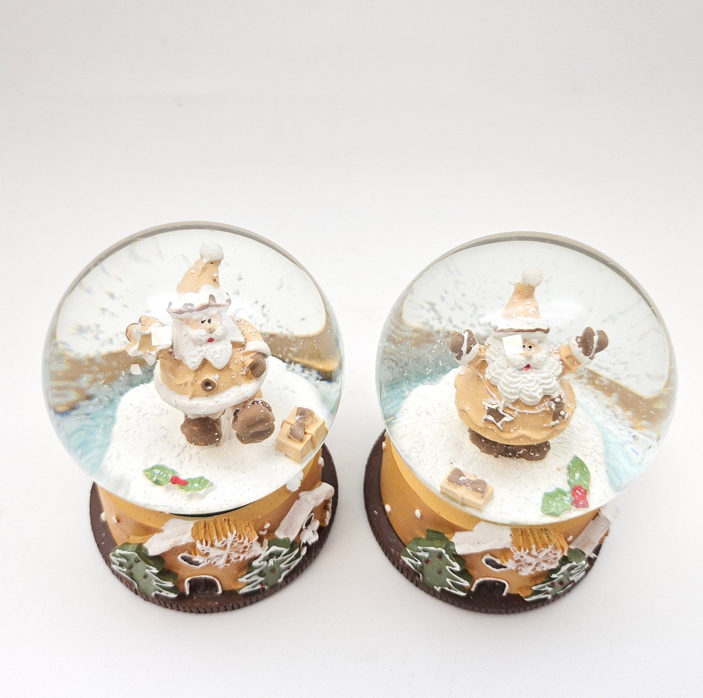 2 Süße Schneekugeln Zuckerbäcker auf Sockel Weihnachten 65 mm Durchmesser - Schneekugelhaus