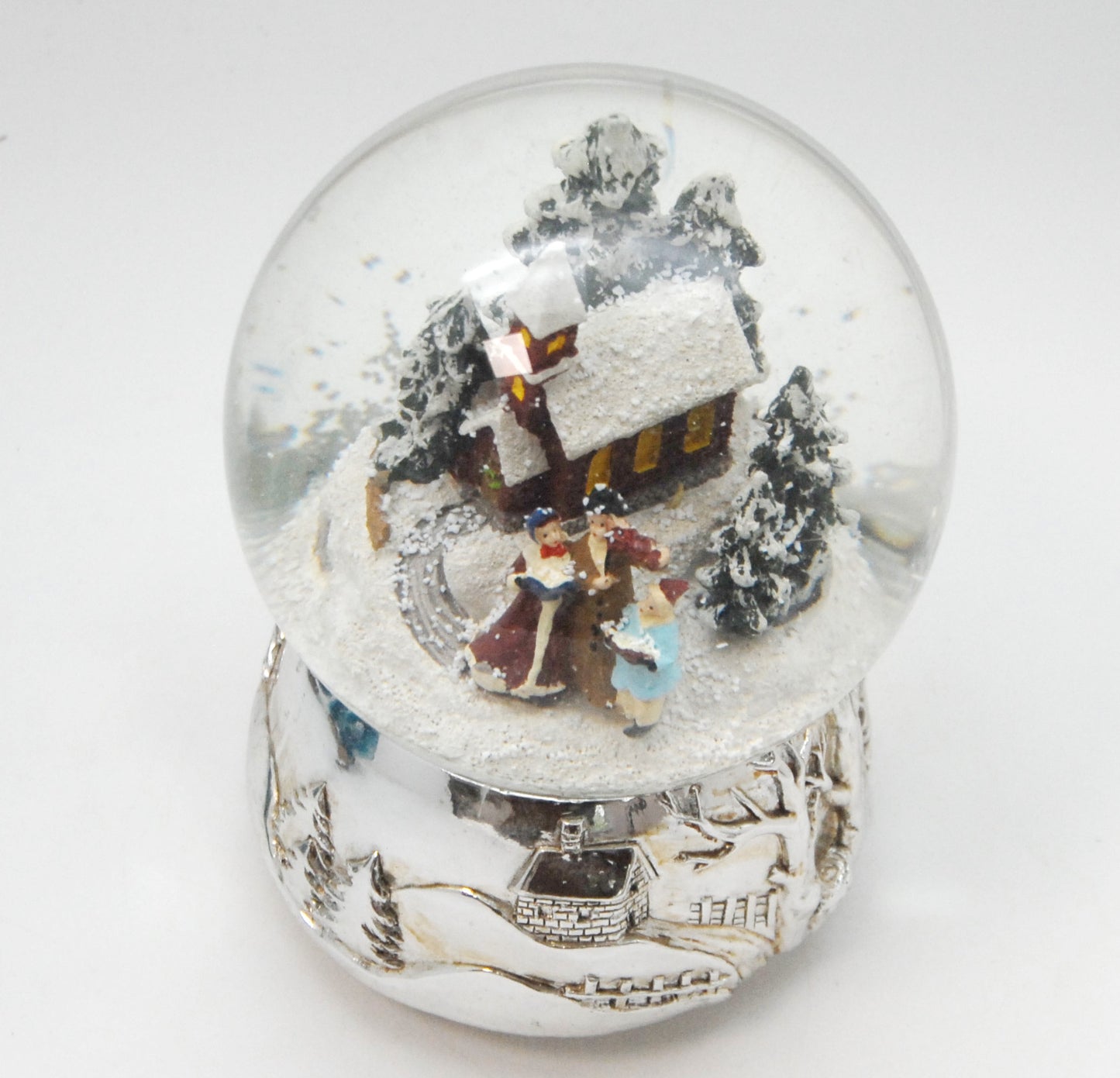 Schneekugel Romantischer Winterspaziergang auf Silber Sockel mit Spieluhr Jingle Bells 10 cm Durchmesser