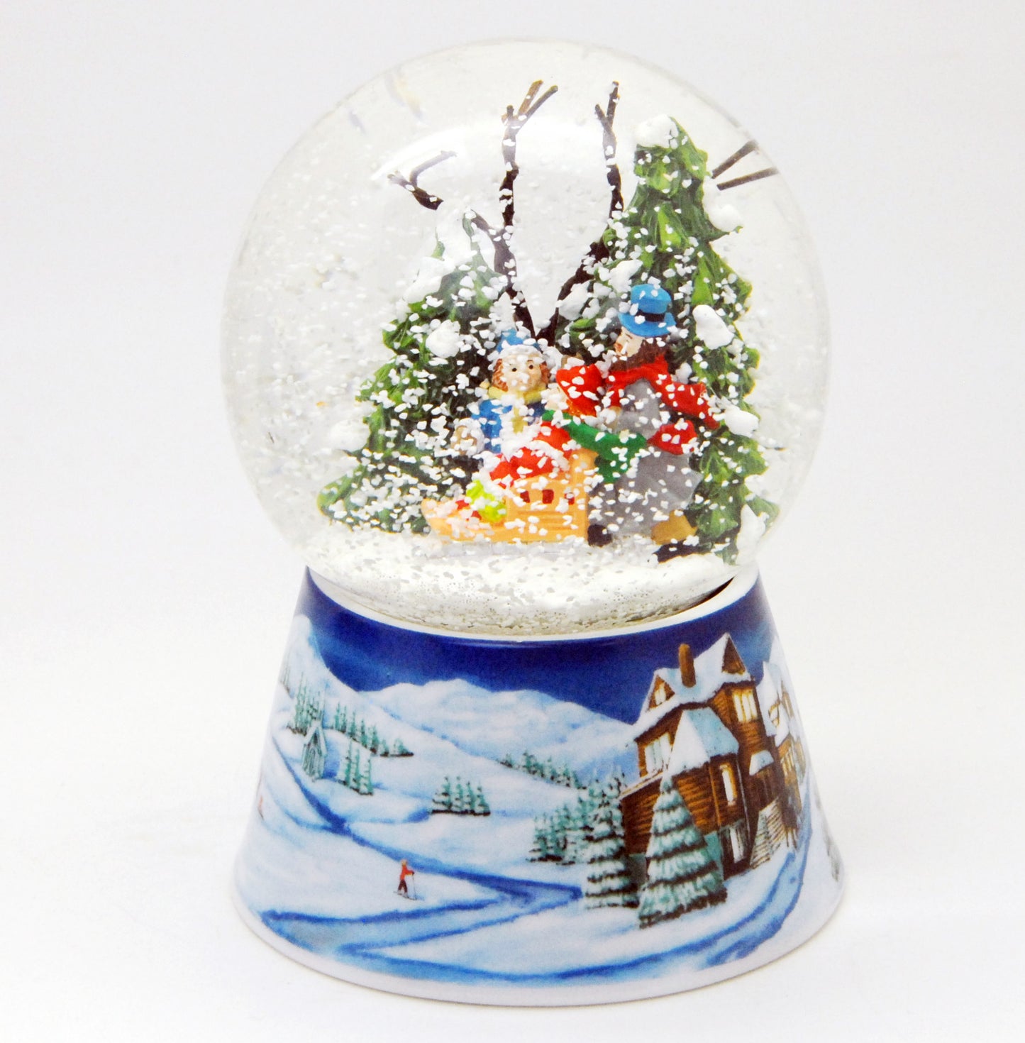 Schneekugel Familienspaziergang Winterwald auf Sockel Winterlandschaft mittelblau mit Spieluhr 10 cm Durchmesser