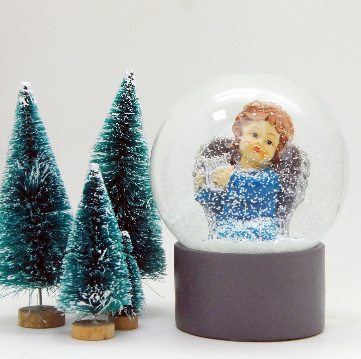 Schneekugel Engel blau mit Harfe auf Sockel grau rund "PURE-Line" 10 cm Durchmesser