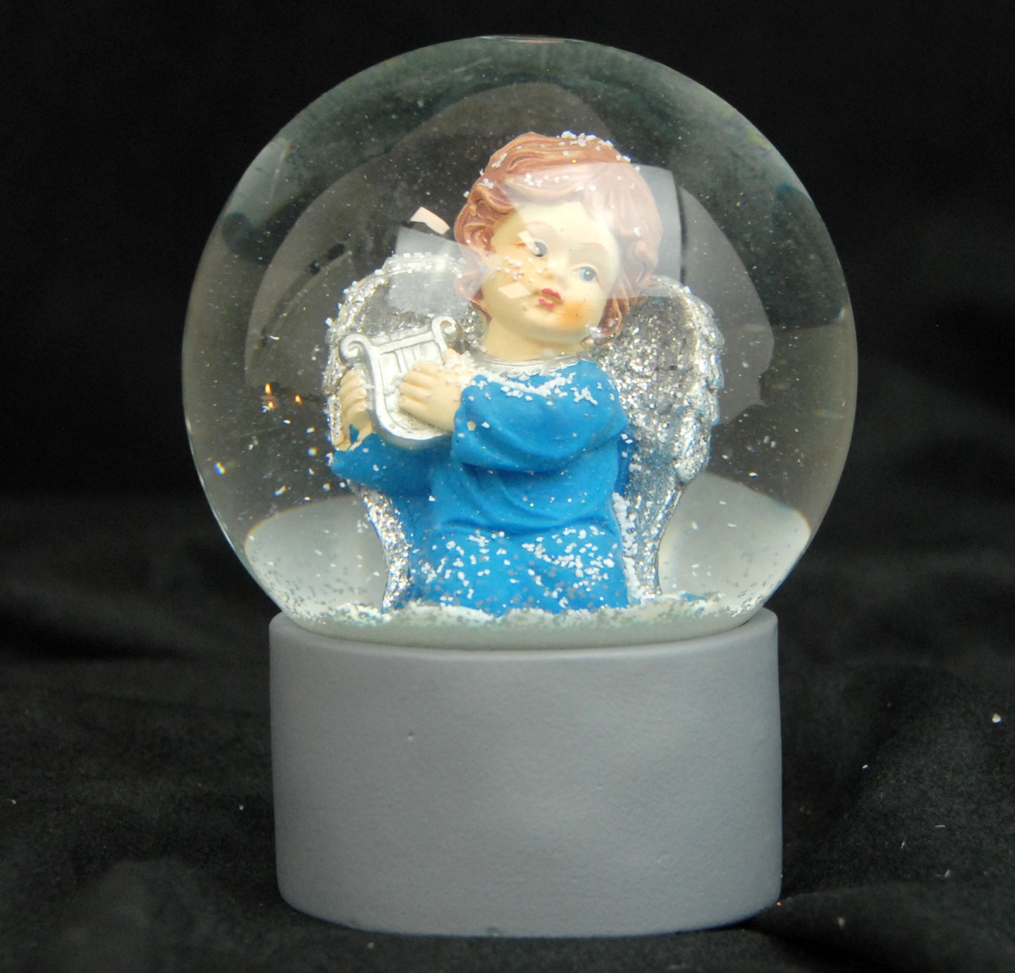 Schneekugel Engel blau mit Harfe auf Sockel grau rund "PURE-Line" 10 cm Durchmesser
