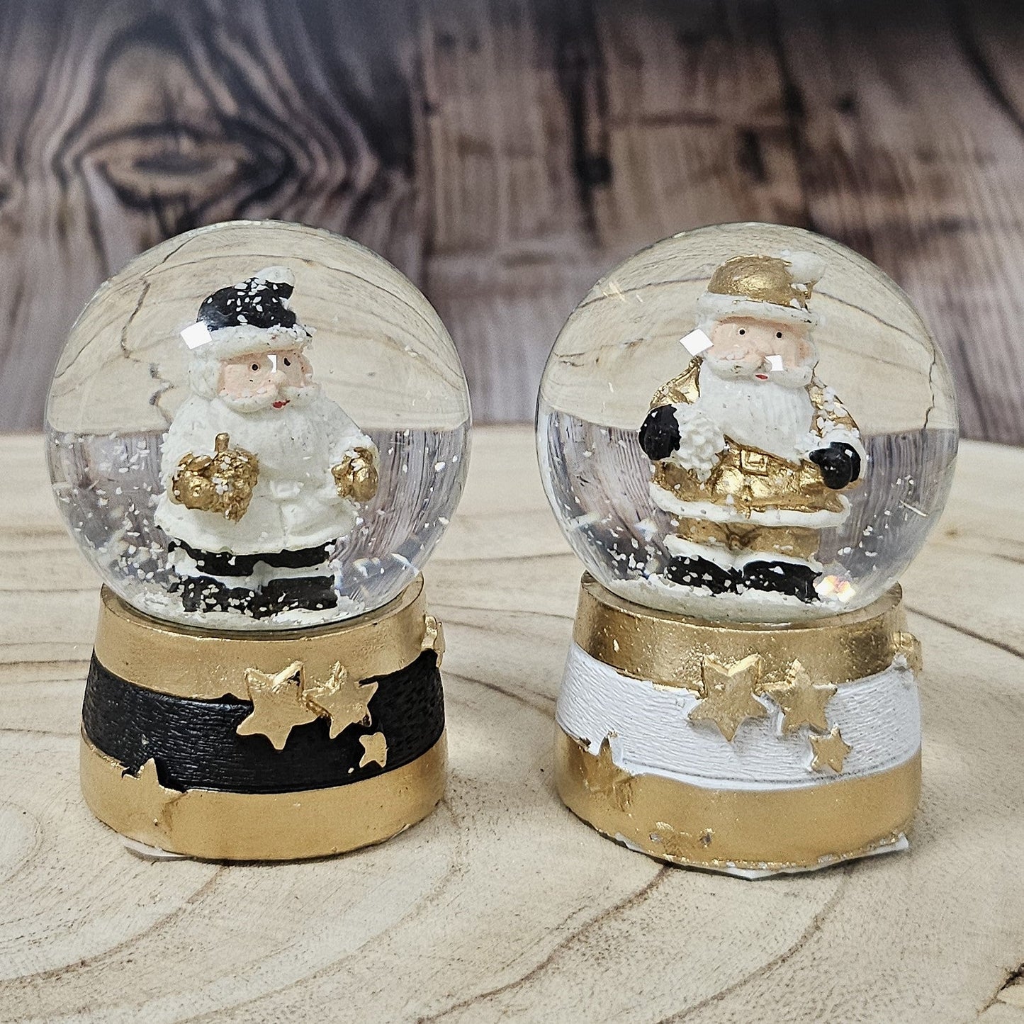 Adventspaket schwarz weiß gold Weihnachtsmann mit 4 Schneekugeln in zwei Größen - Schneekugelhaus