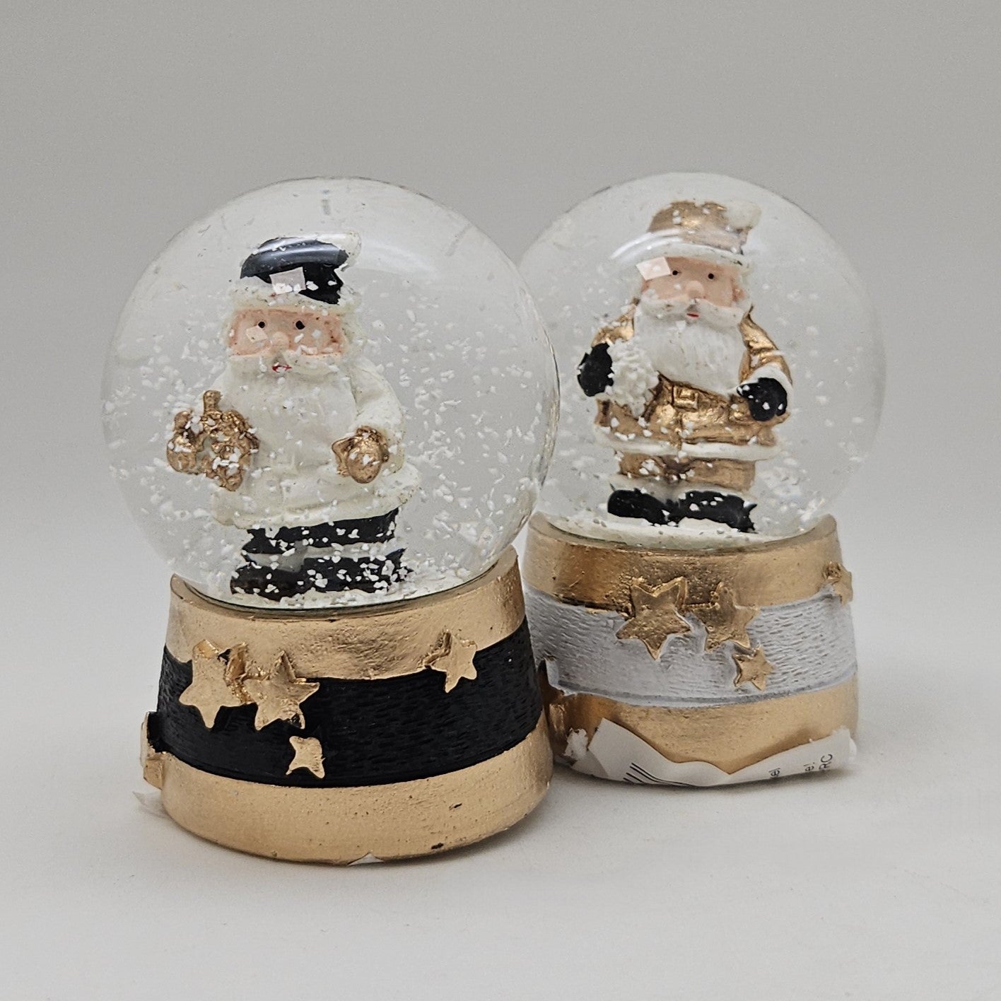 Adventspaket schwarz weiß gold Weihnachtsmann mit 4 Schneekugeln in zwei Größen - Schneekugelhaus