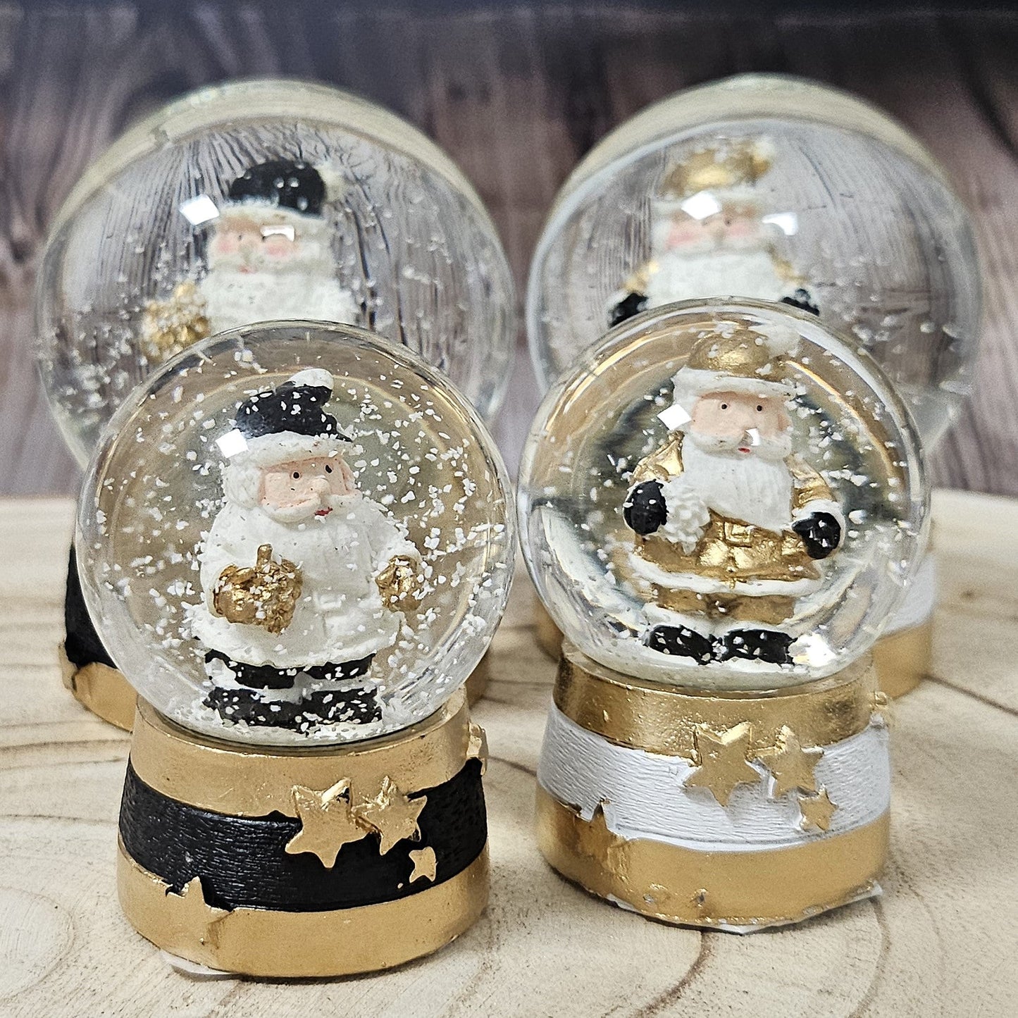 Adventspaket schwarz weiß gold Weihnachtsmann mit 4 Schneekugeln in zwei Größen - Schneekugelhaus