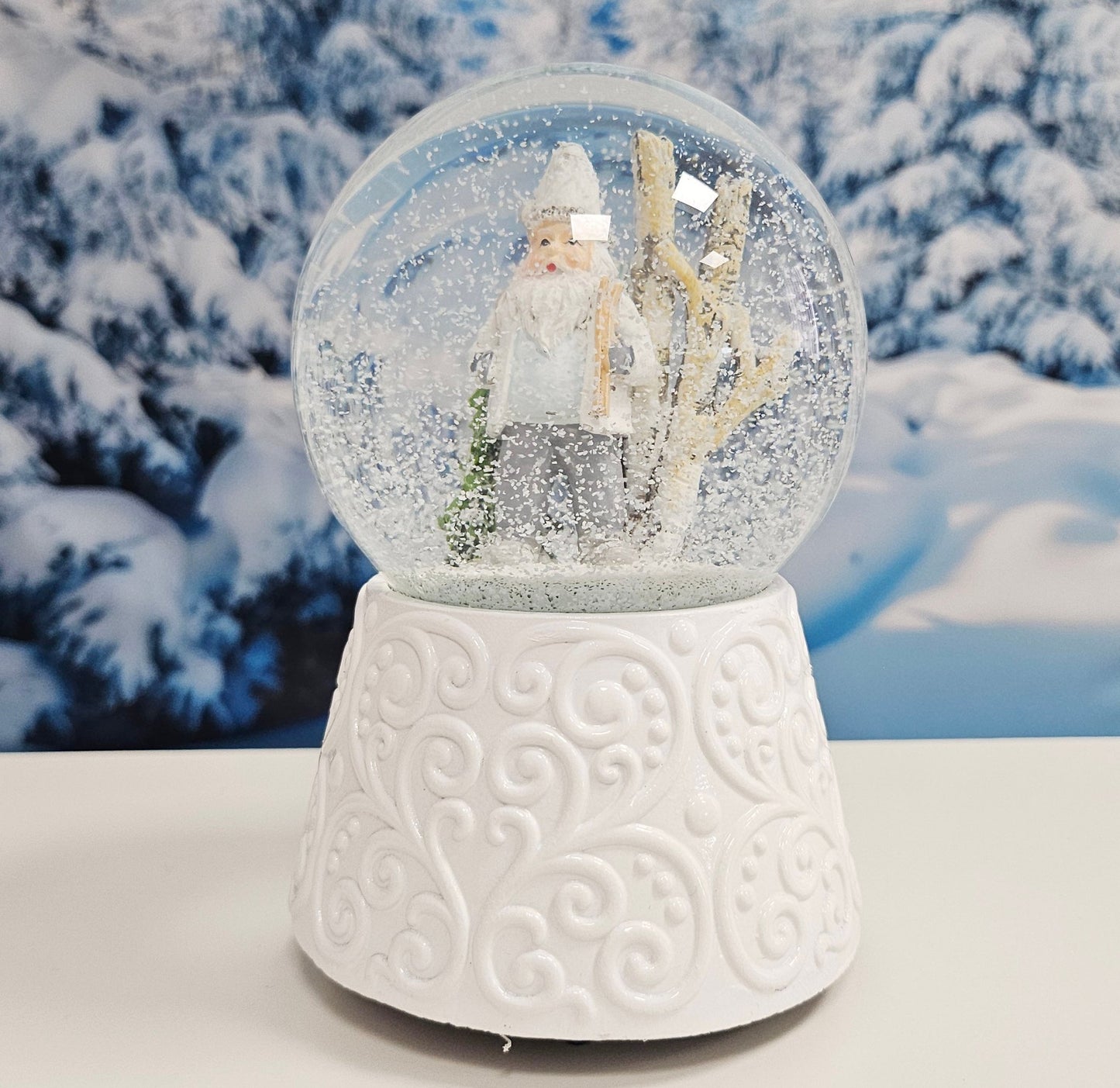 Edle Schneekugel Santa weiß auf weißem Porzellansockel 100 mm Durchmesser mit Spieluhr - Schneekugelhaus