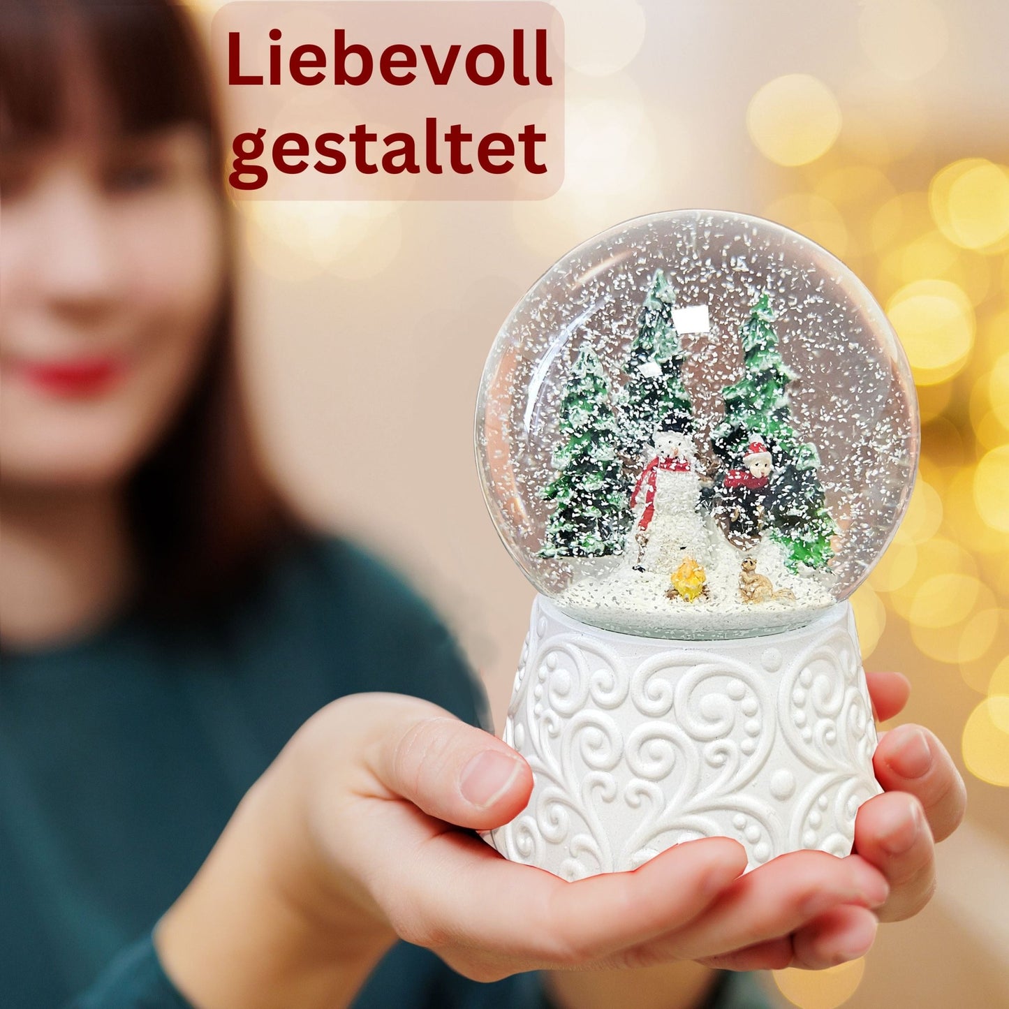 Edle Schneekugel Schneemann vor Lagerfeuer auf weißem Ornamentsockel 100 mm Durchmesser mit Spieluhr - Schneekugelhaus