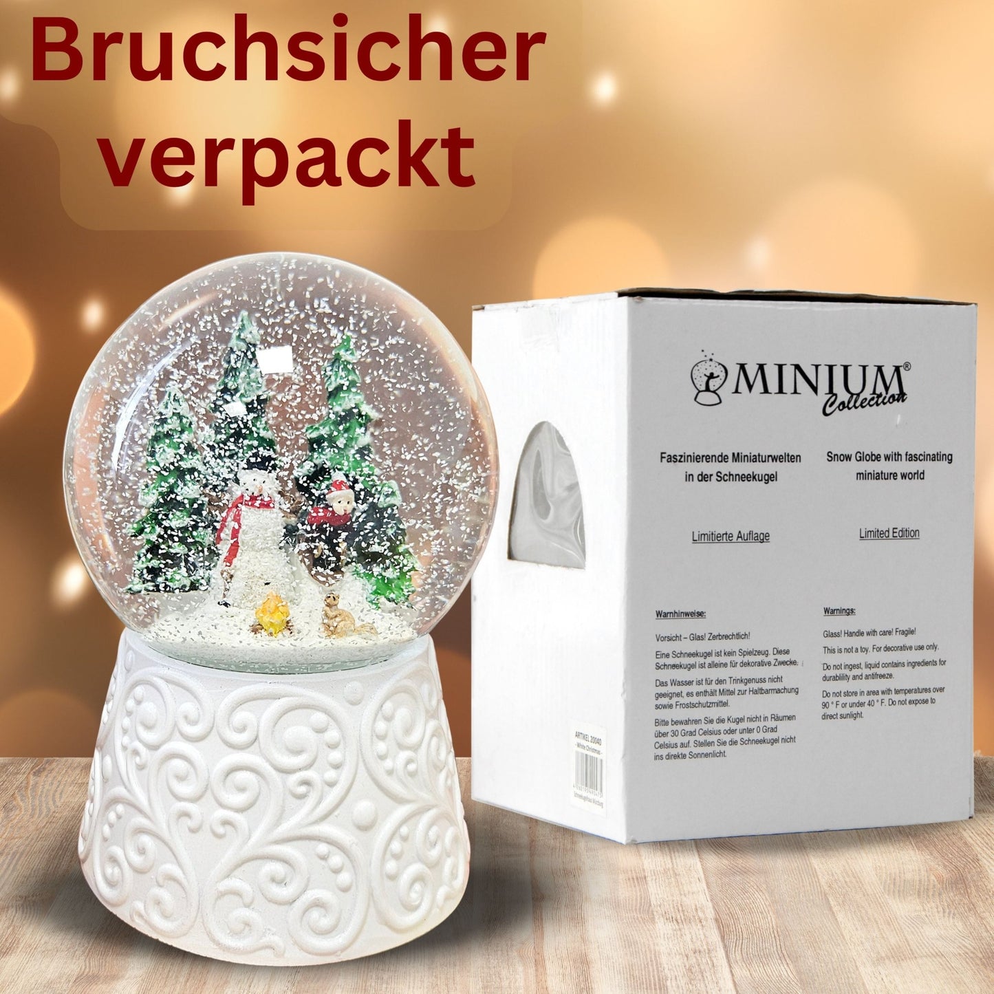 Edle Schneekugel Schneemann vor Lagerfeuer auf weißem Ornamentsockel 100 mm Durchmesser mit Spieluhr - Schneekugelhaus