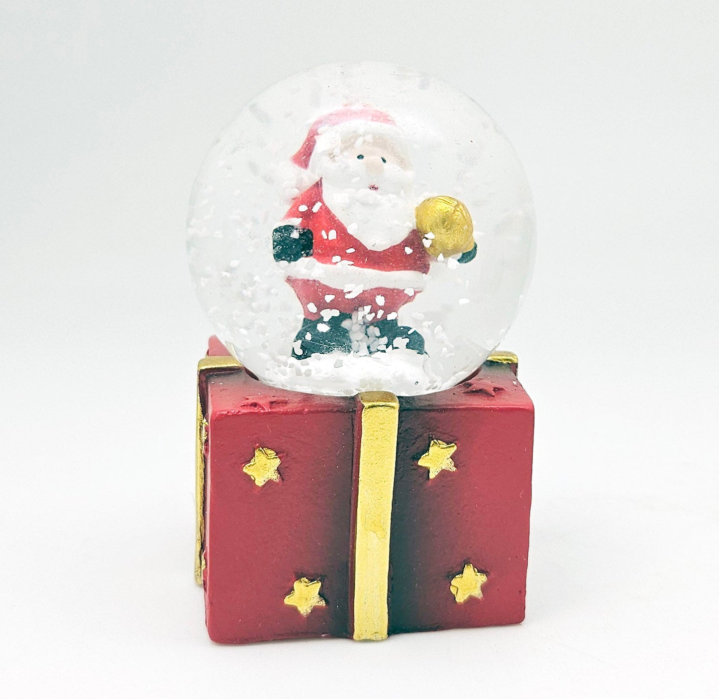Mini - Schneekugeln Weihnachtsmann Kugel auf Geschenke - Sockel 45mm Durchmesser - Schneekugelhaus