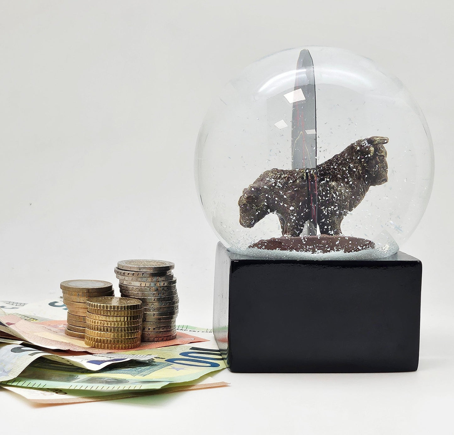 Moderne Designer Schneekugel Börse Bulle & Bär auf Sockel schwarz eck 100 mm Durchmesser - Schneekugelhaus