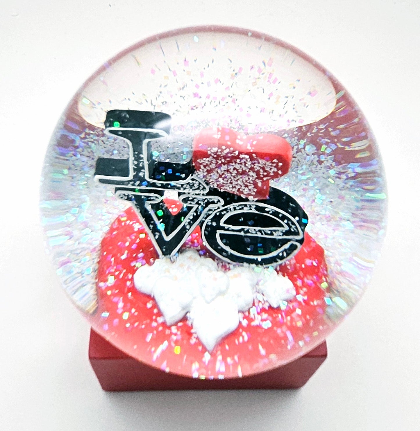 Moderne Designer Schneekugel LOVE auf Sockel rot eck 100 mm Durchmesser - Schneekugelhaus