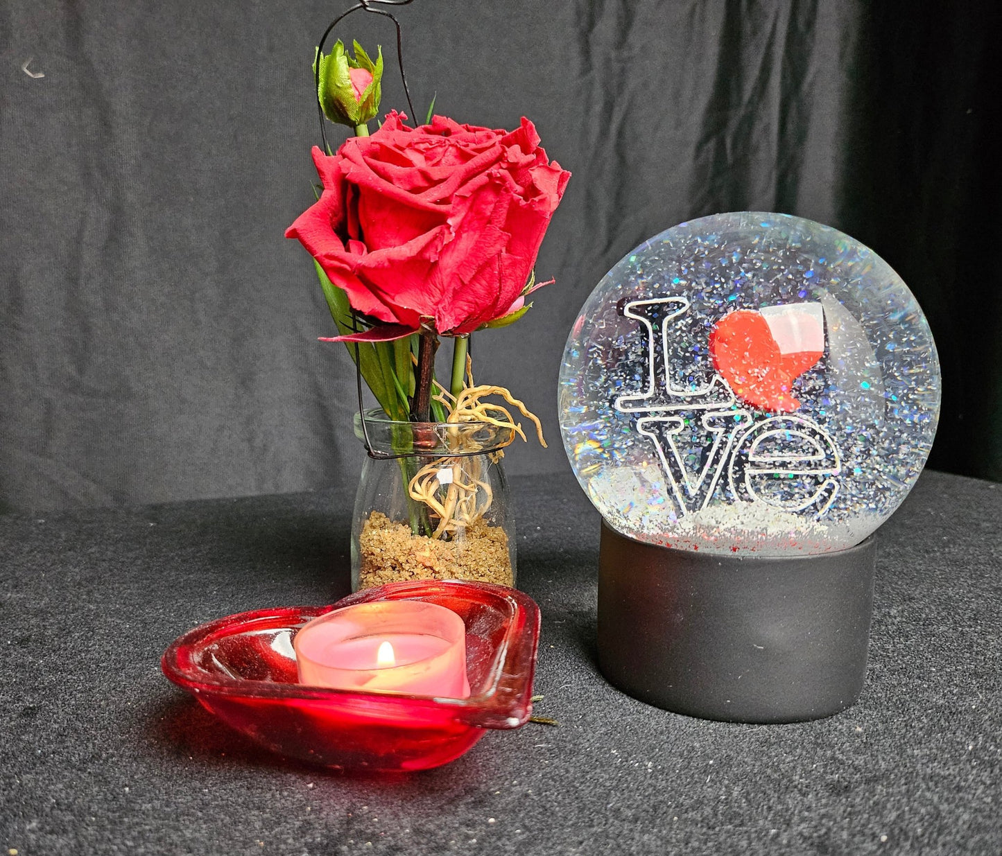 Moderne Designer Schneekugel LOVE auf Sockel schwarz rund 100 mm Durchmesser - Schneekugelhaus