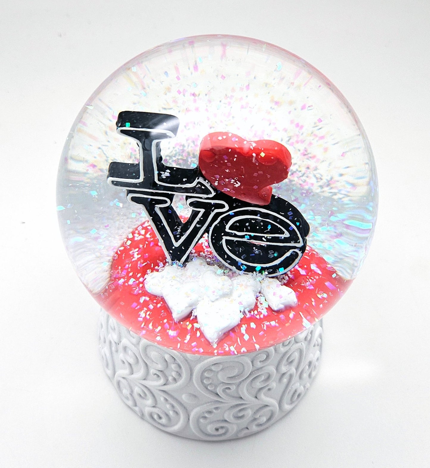 Moderne Designer Schneekugel LOVE auf Sockel weiß Ornamente mit Spieluhr 100 mm Durchmesser - Schneekugelhaus