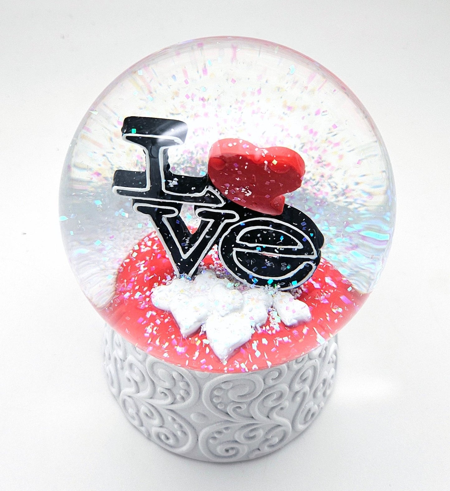 Moderne Designer Schneekugel LOVE auf Sockel weiß Ornamente mit Spieluhr 100 mm Durchmesser - Schneekugelhaus