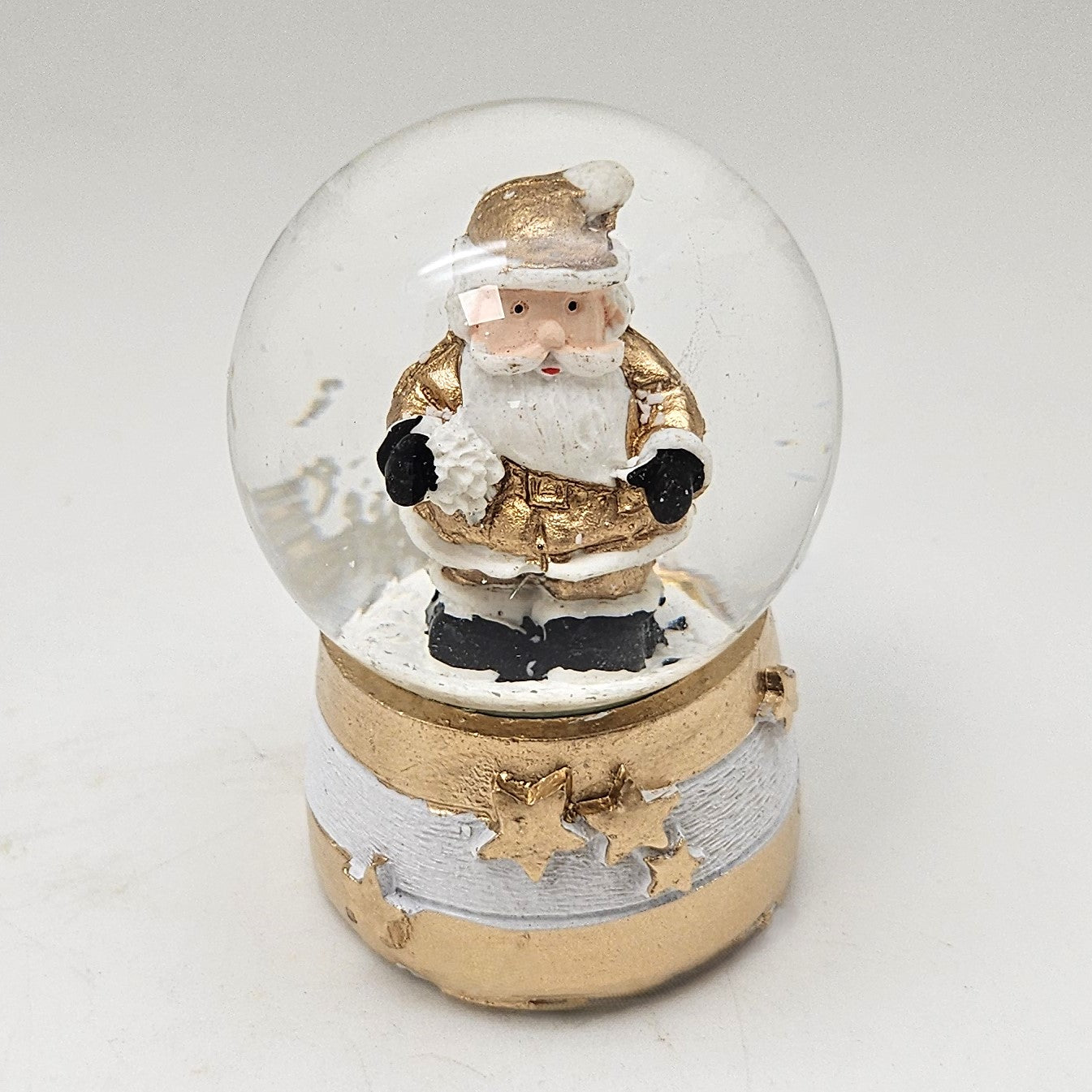 Moderne Mini - Schneekugel Weihnachtsmann gold weiß auf Sockel gold weiß Sterne B: 45mm - Schneekugelhaus
