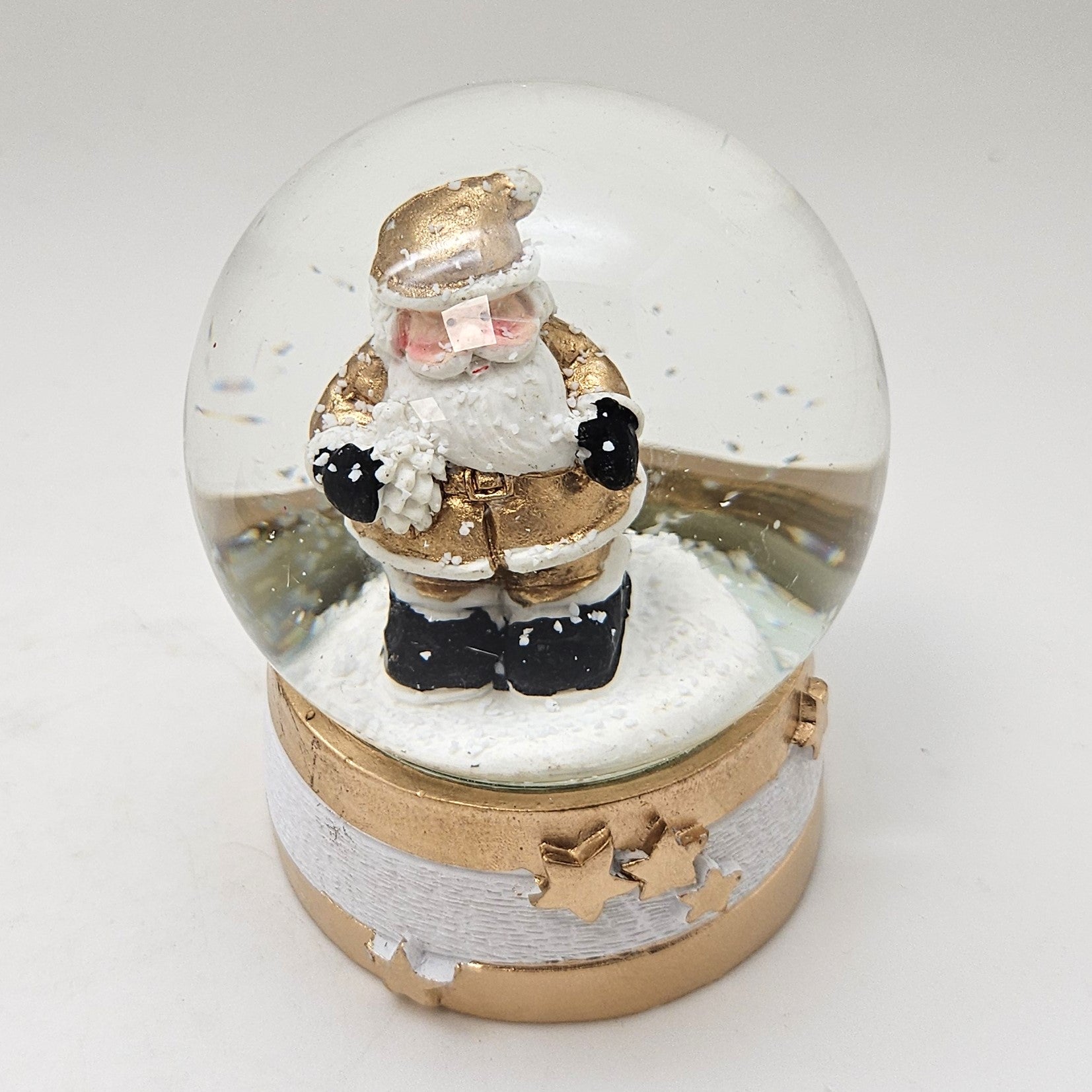 Moderne Mini - Schneekugel Weihnachtsmann gold weiß auf Sockel gold weiß Sterne B: 65mm - Schneekugelhaus