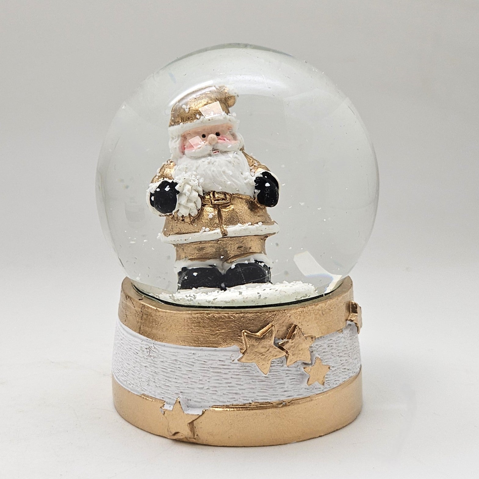 Moderne Mini - Schneekugel Weihnachtsmann gold weiß auf Sockel gold weiß Sterne B: 65mm - Schneekugelhaus