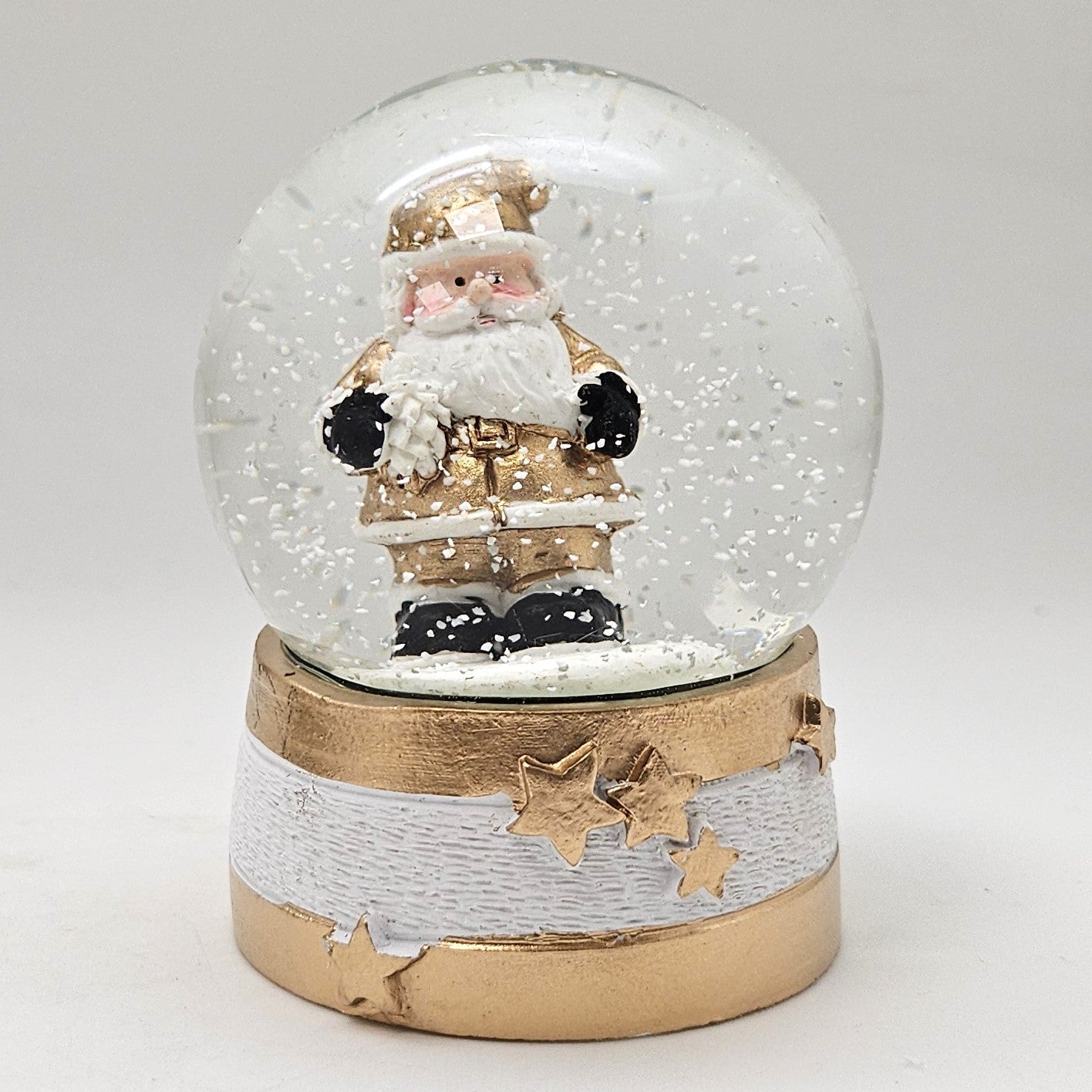 Moderne Mini - Schneekugel Weihnachtsmann gold weiß auf Sockel gold weiß Sterne B: 65mm - Schneekugelhaus