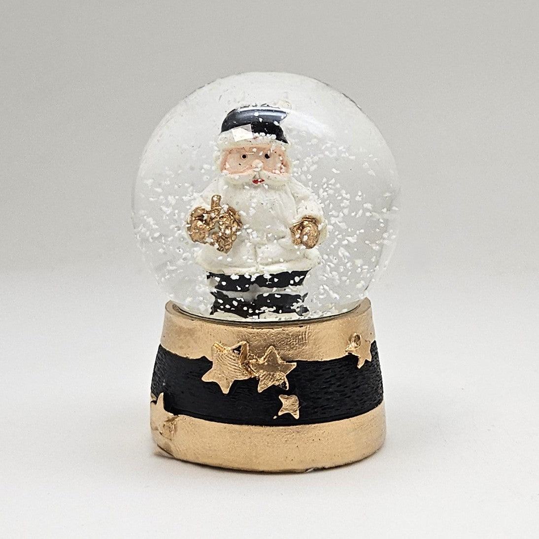 Moderne Mini - Schneekugel Weihnachtsmann schwarz weiß auf Sockel gold schwarz Sterne B: 45mm - Schneekugelhaus