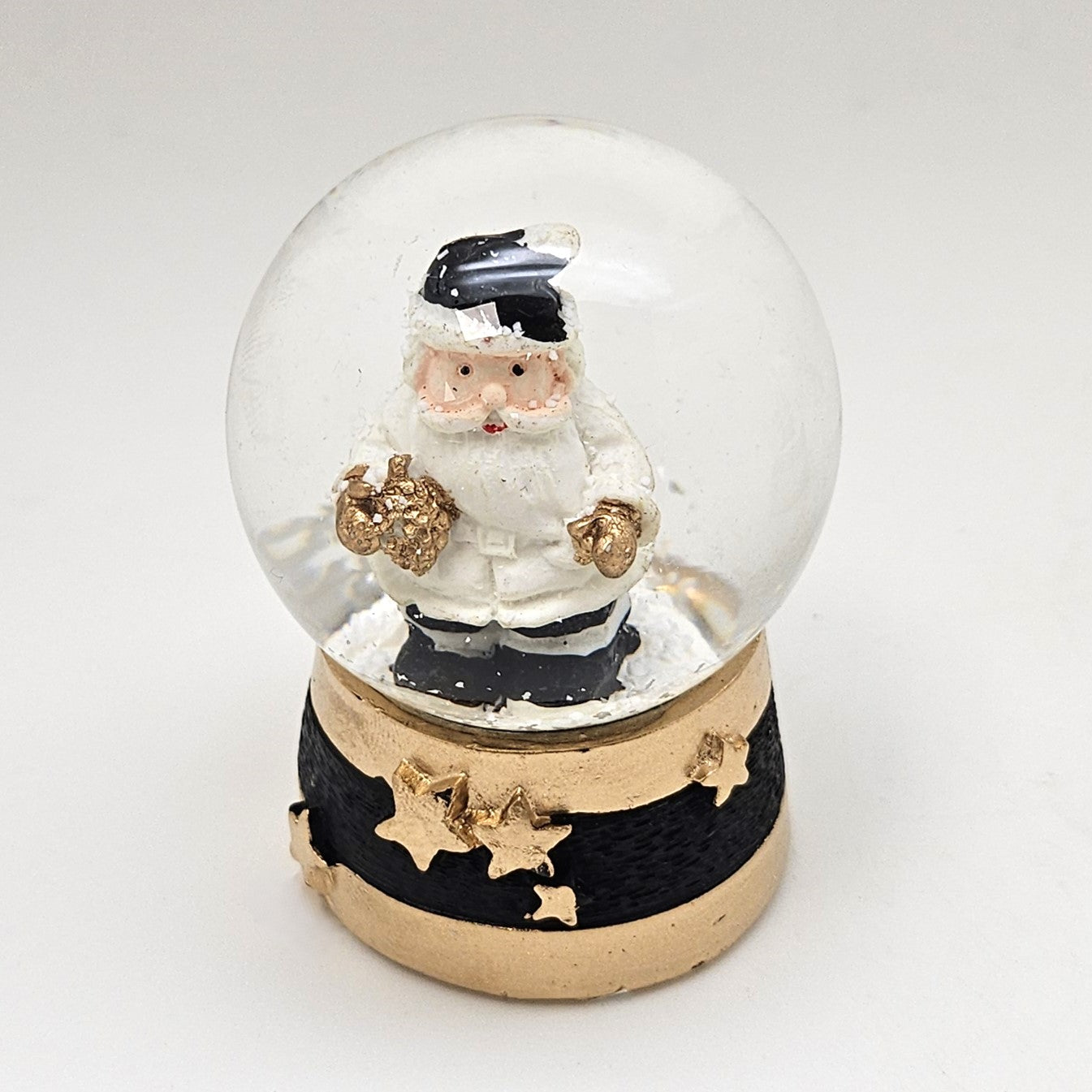 Moderne Mini - Schneekugel Weihnachtsmann schwarz weiß auf Sockel gold schwarz Sterne B: 45mm - Schneekugelhaus
