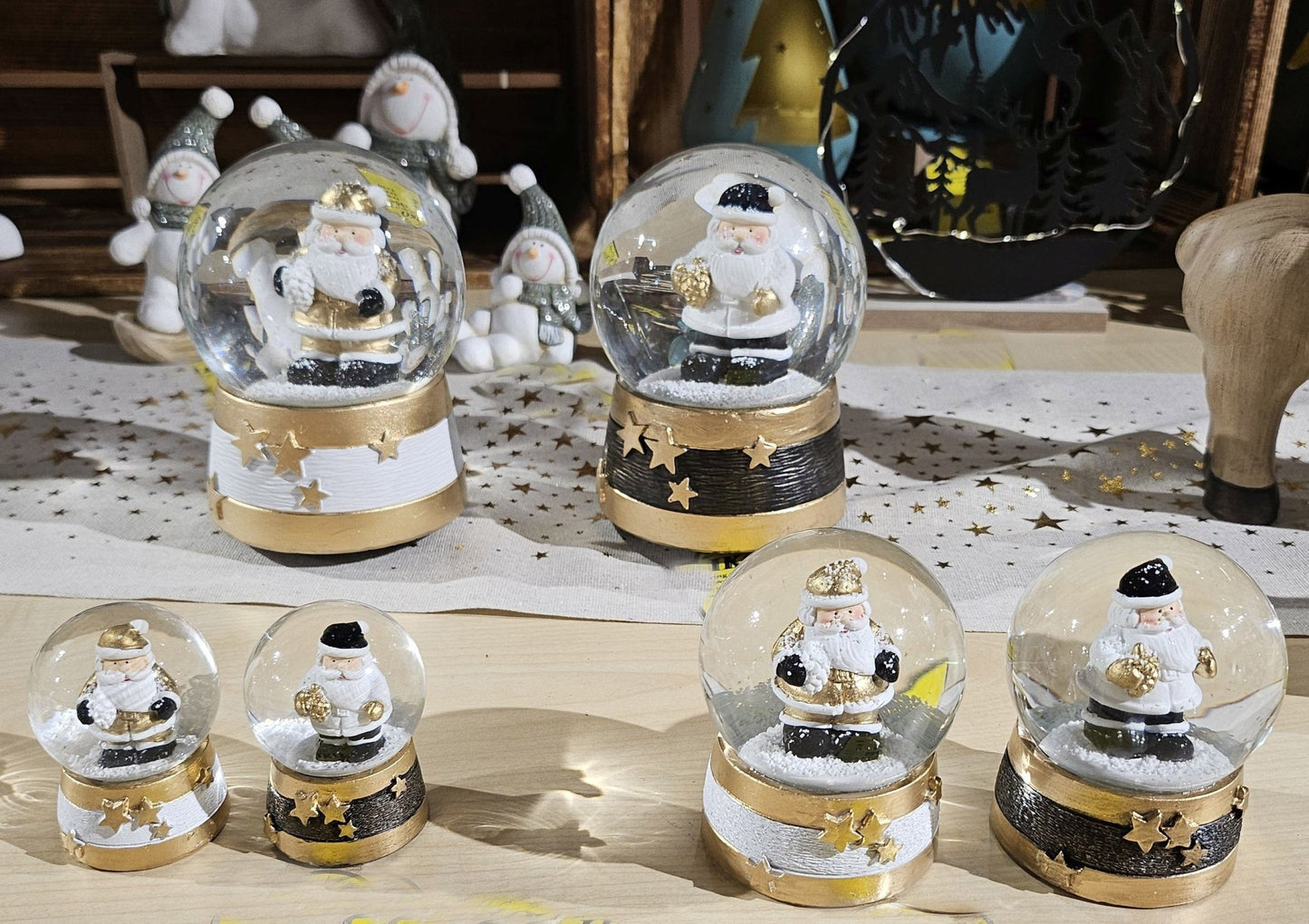 Moderne Mini - Schneekugel Weihnachtsmann schwarz weiß auf Sockel gold schwarz Sterne B: 45mm - Schneekugelhaus
