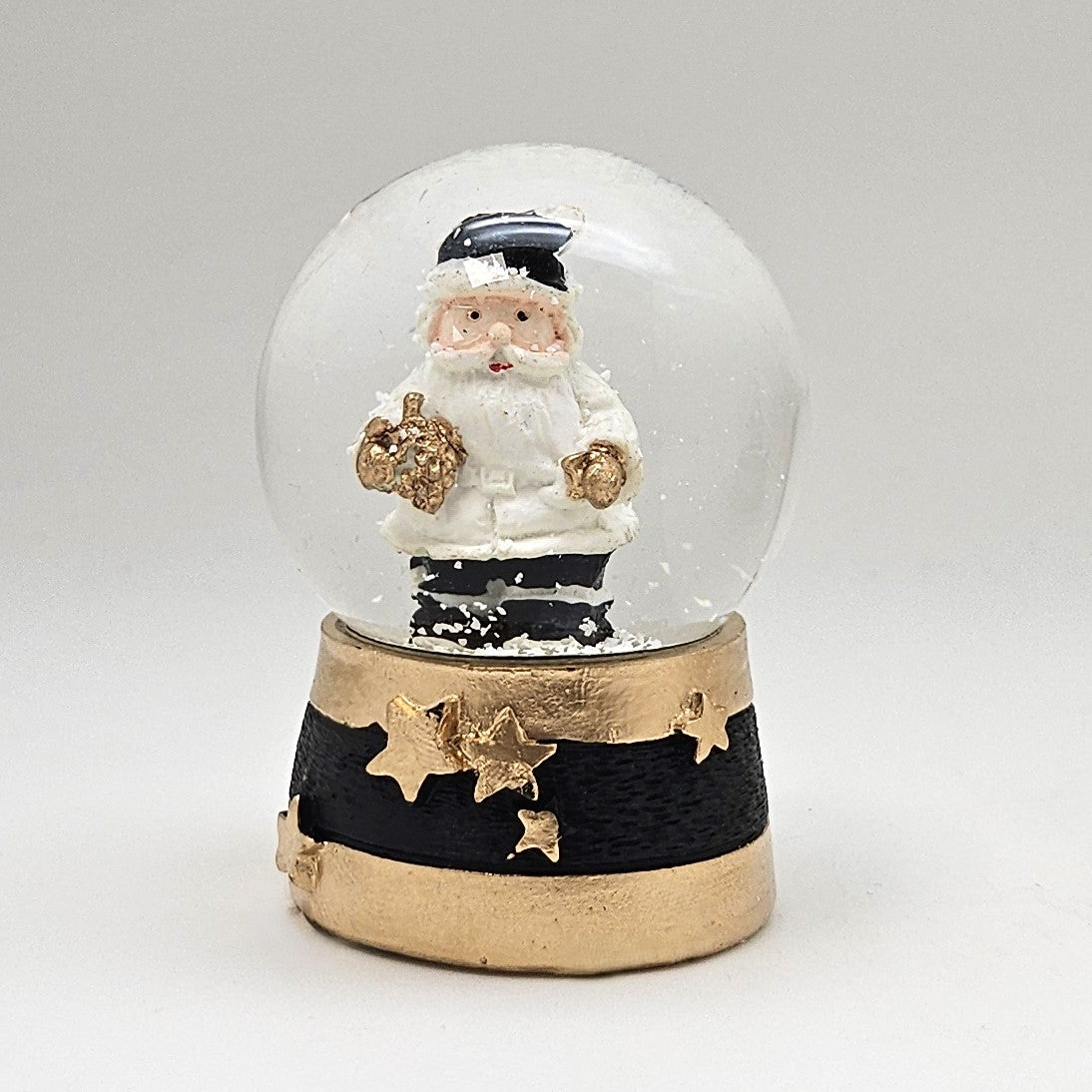 Moderne Mini - Schneekugel Weihnachtsmann schwarz weiß auf Sockel gold schwarz Sterne B: 45mm - Schneekugelhaus