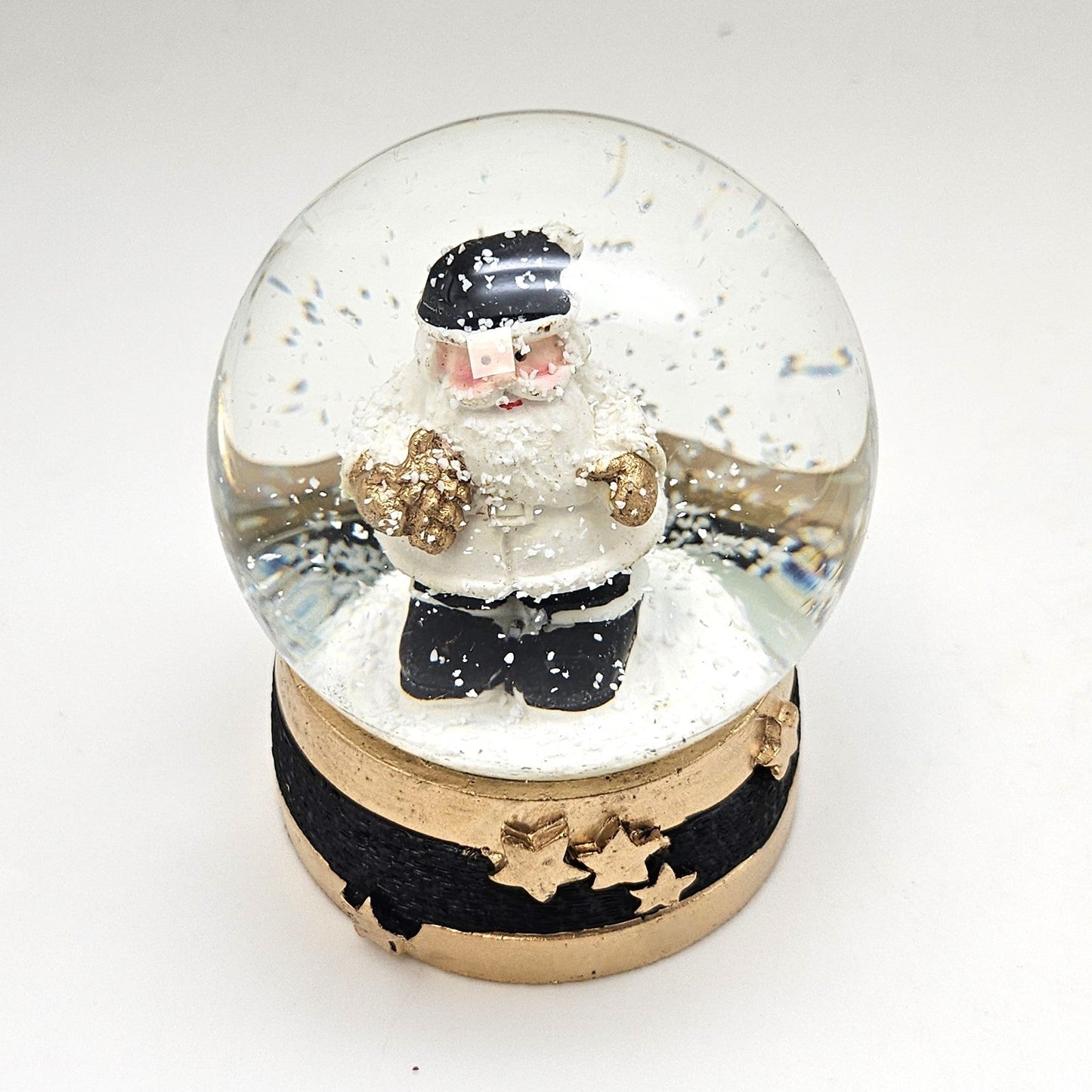 Moderne Mini - Schneekugel Weihnachtsmann schwarz weiß auf Sockel gold schwarz Sterne B: 65mm - Schneekugelhaus