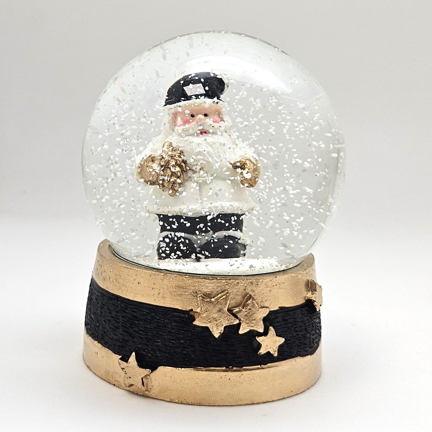 Moderne Mini - Schneekugel Weihnachtsmann schwarz weiß auf Sockel gold schwarz Sterne B: 65mm - Schneekugelhaus