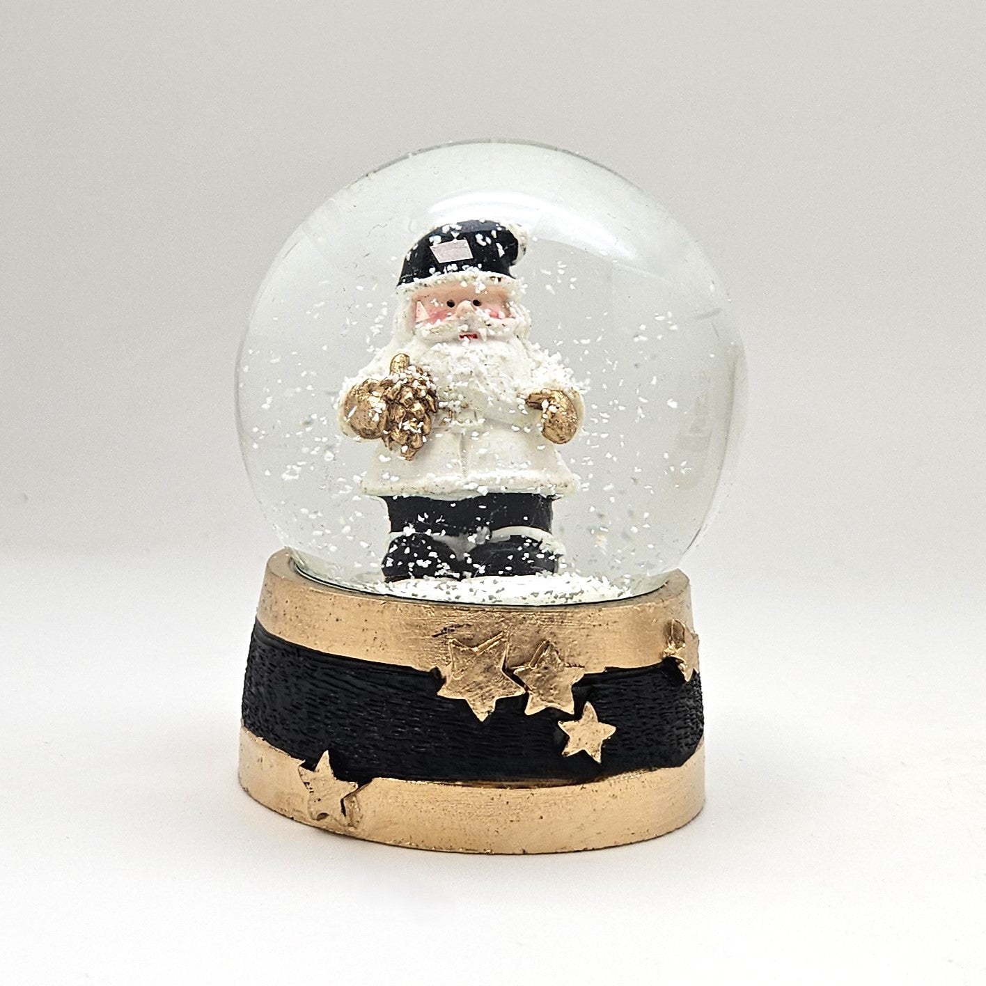 Moderne Mini - Schneekugel Weihnachtsmann schwarz weiß auf Sockel gold schwarz Sterne B: 65mm - Schneekugelhaus