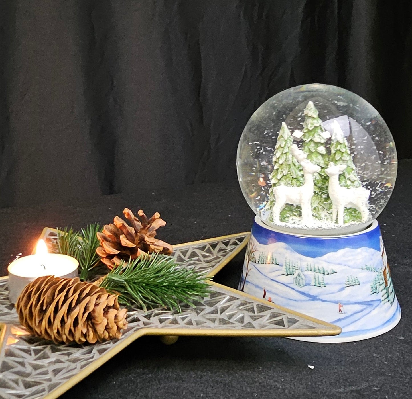 Nostalgische Schneekugel 2 Rehe auf Sockel Winterlandschaft mittelblau 100 mm Durchmesser mit Spieluhr - Schneekugelhaus