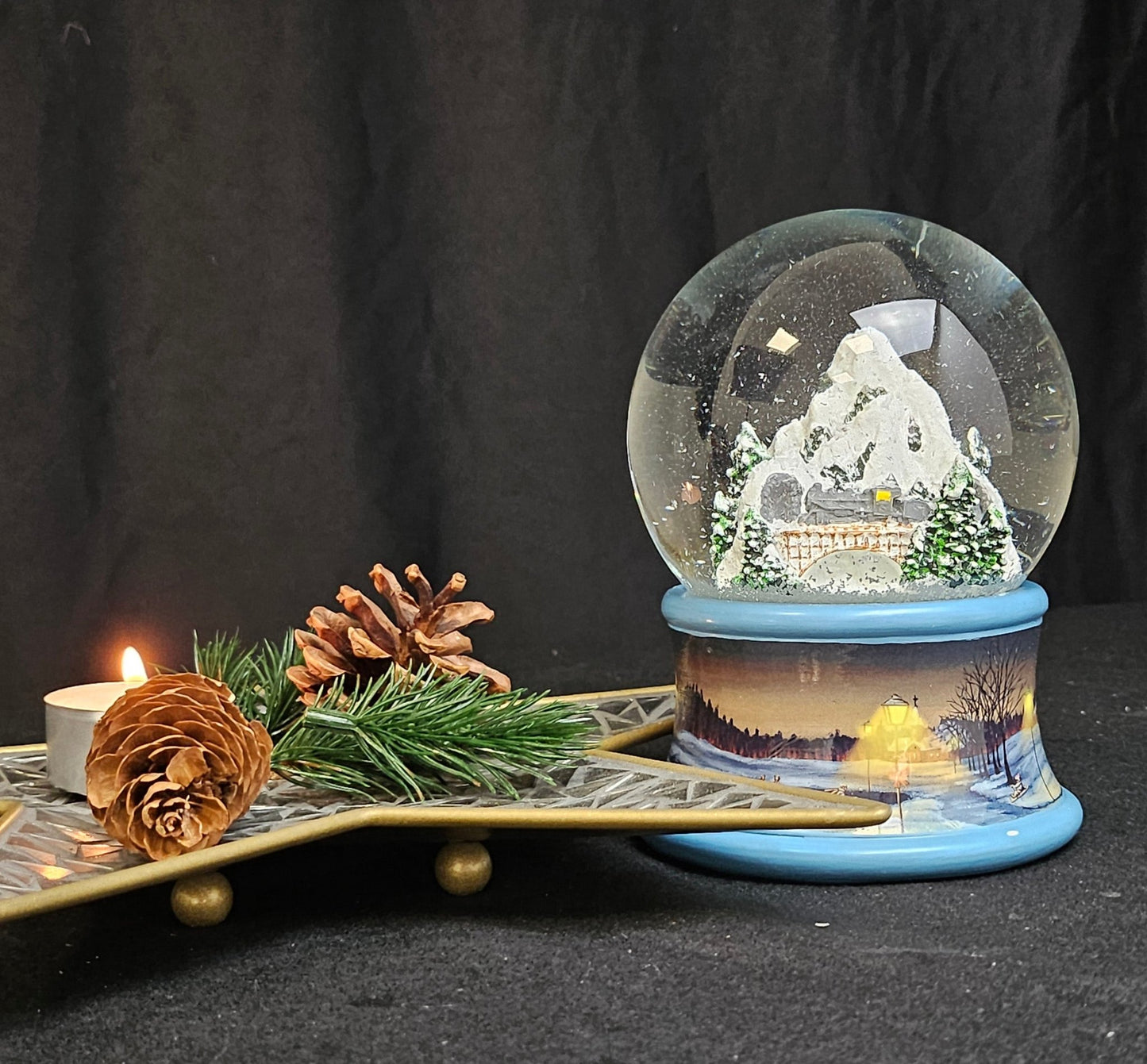 Nostalgische Schneekugel Berg mit Brücke Winterlandschaft blauer Rand 100 mm Durchmesser mit Spieluhr - Schneekugelhaus