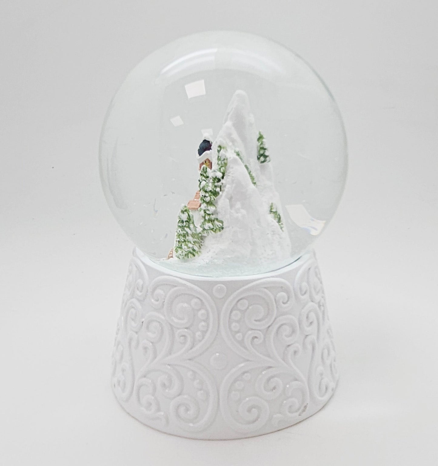 Nostalgische Schneekugel Bergdorf auf Sockel weiß Ornamente 100 mm Durchmesser mit Spieluhr - Schneekugelhaus