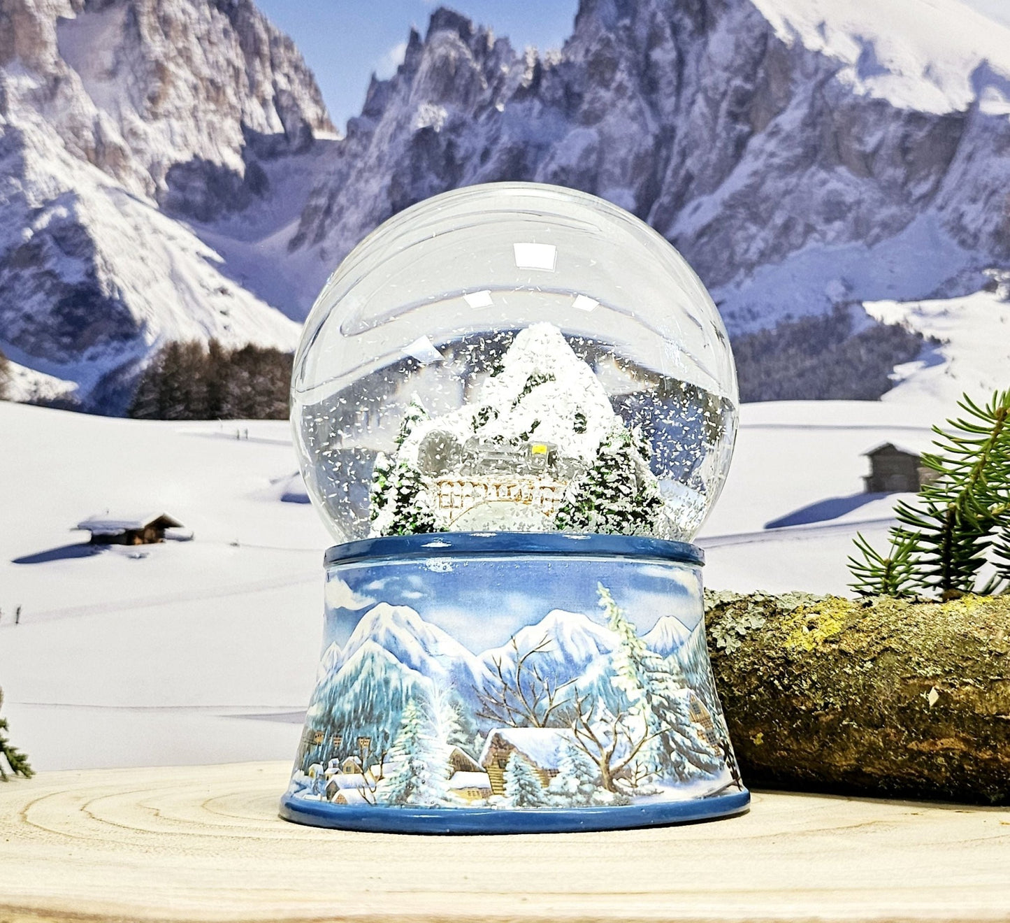 Nostalgische Schneekugel Berglandschaft mit Brücke auf Sockel Winterlandschaft hellblau 100 mm Durchmesser mit Spieluhr - Schneekugelhaus