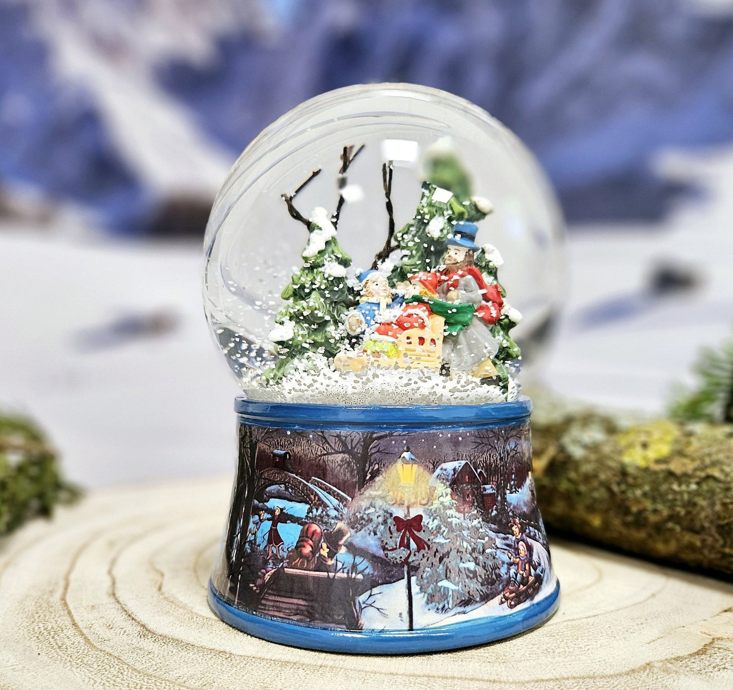 Nostalgische Schneekugel Familie Winterspaziergang auf Sockel Eisläufer 100 mm Durchmesser mit Spieluhr - Schneekugelhaus