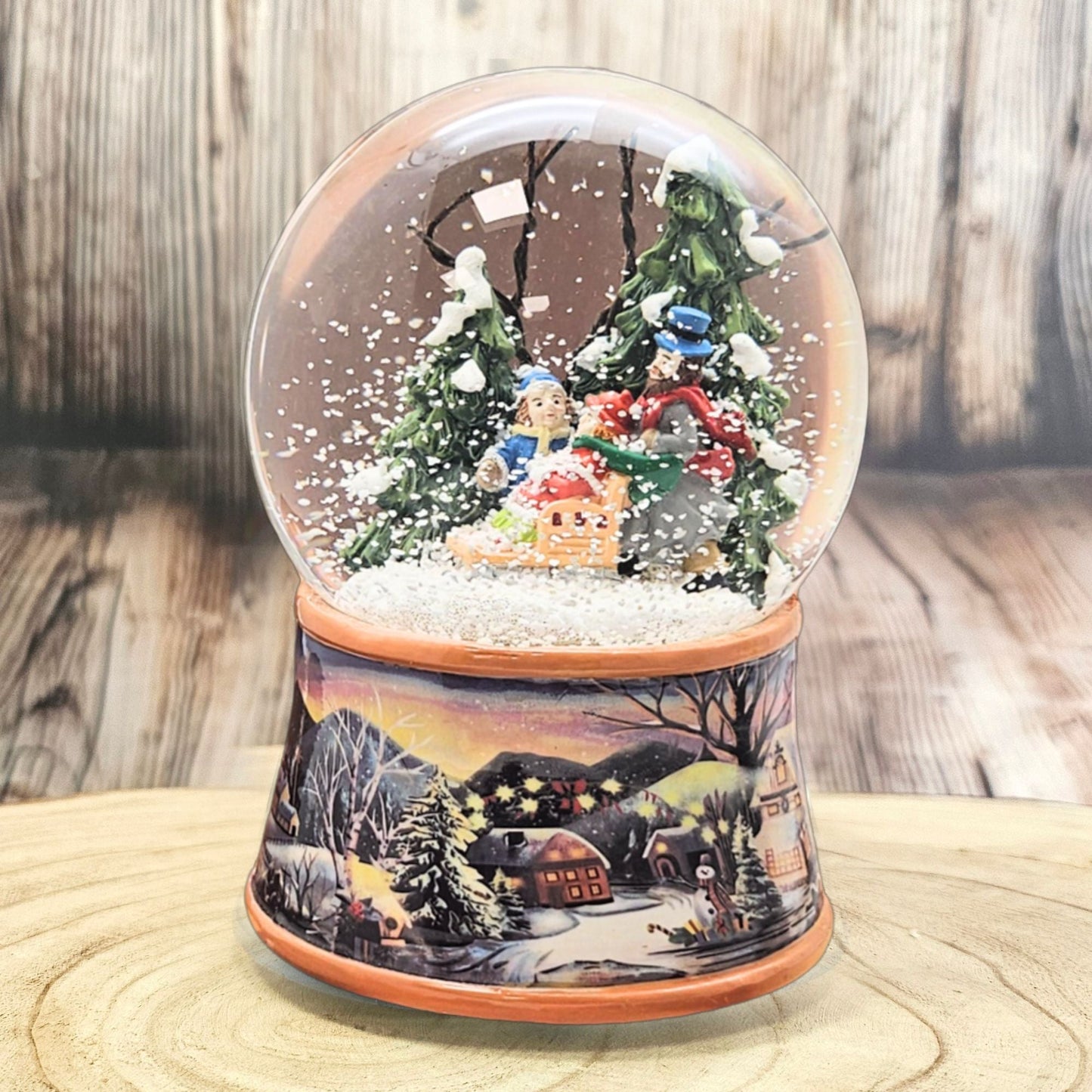 Nostalgische Schneekugel Familie Winterspaziergang auf Sockel Winterlandschaft 100 mm Durchmesser mit Spieluhr - Schneekugelhaus
