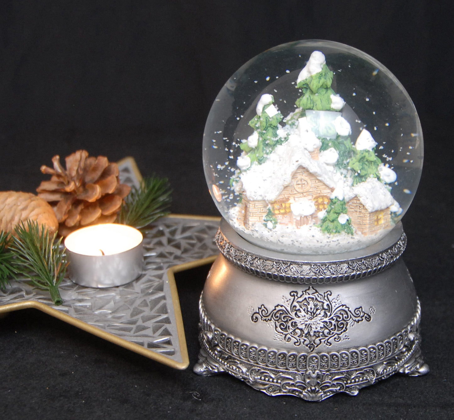 Nostalgische Schneekugel Hüttenzauber Berghütte auf Zinn - Sockel 100 mm Durchmesser mit Spieluhr - Schneekugelhaus