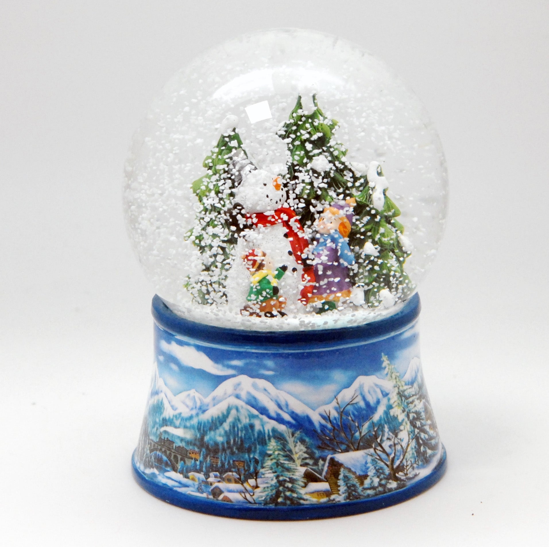 Nostalgische Schneekugel Kinder bauen Schneemann auf Sockel Winterlandschaft hellblau 100 mm Durchmesser mit Spieluhr - Schneekugelhaus