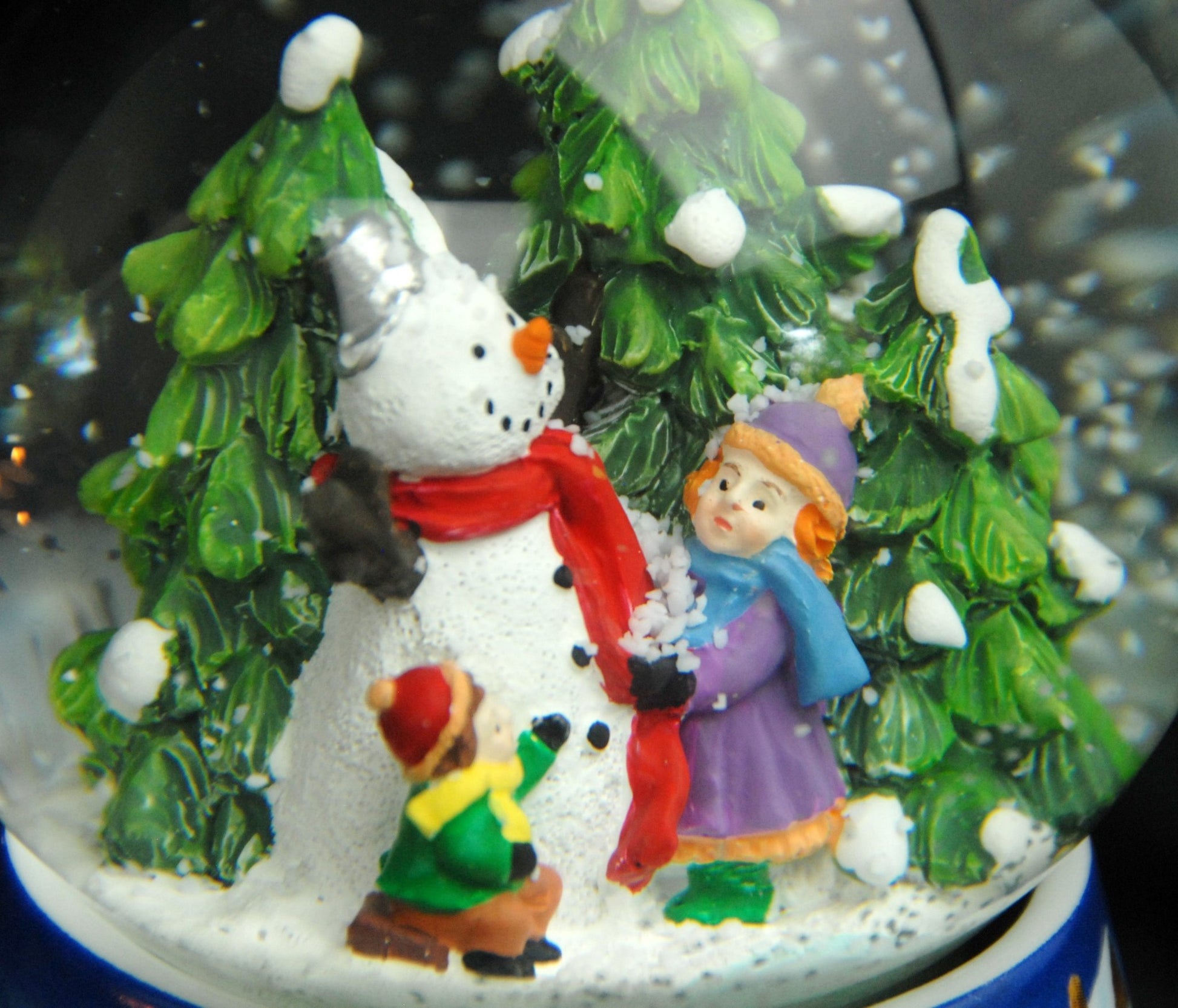 Nostalgische Schneekugel Kinder bauen Schneemann auf Sockel Winterlandschaft hellblau 100 mm Durchmesser mit Spieluhr - Schneekugelhaus