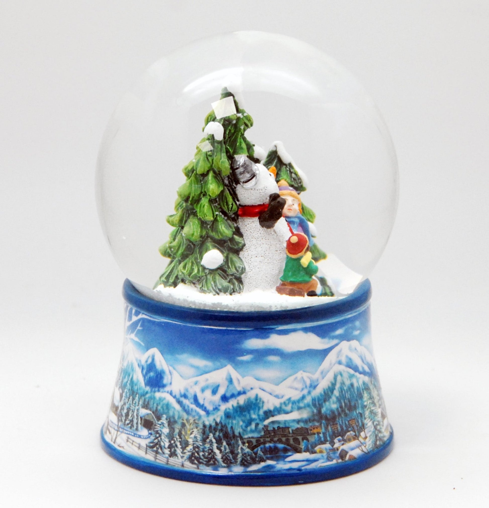 Nostalgische Schneekugel Kinder bauen Schneemann auf Sockel Winterlandschaft hellblau 100 mm Durchmesser mit Spieluhr - Schneekugelhaus