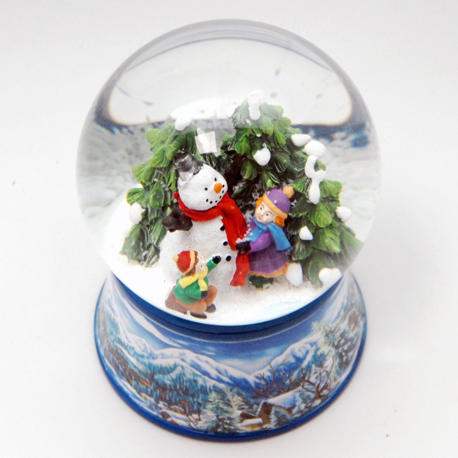 Nostalgische Schneekugel Kinder bauen Schneemann auf Sockel Winterlandschaft hellblau 100 mm Durchmesser mit Spieluhr - Schneekugelhaus
