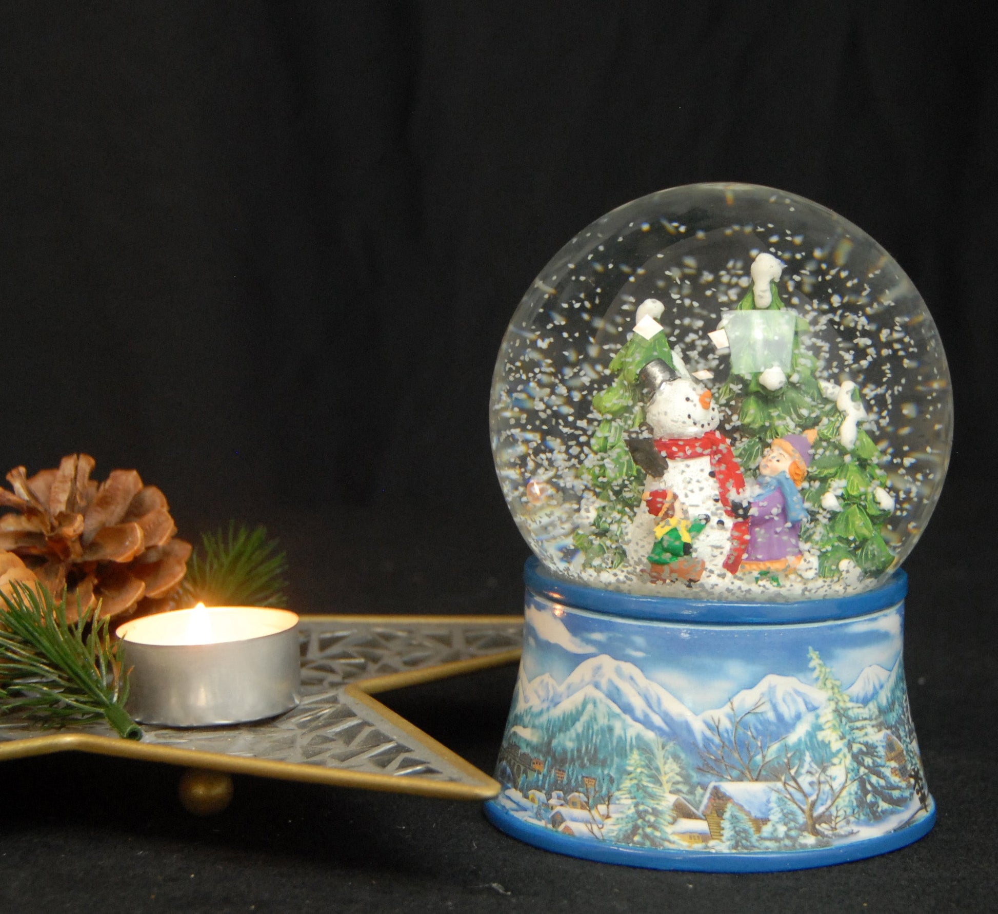 Nostalgische Schneekugel Kinder bauen Schneemann auf Sockel Winterlandschaft hellblau 100 mm Durchmesser mit Spieluhr - Schneekugelhaus