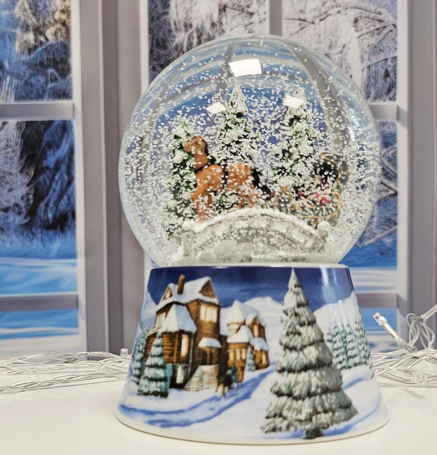 Nostalgische Schneekugel Kutsche über Brücke auf Sockel Winterlandschaft mittelblau 100 mm Durchmesser mit Spieluhr - Schneekugelhaus