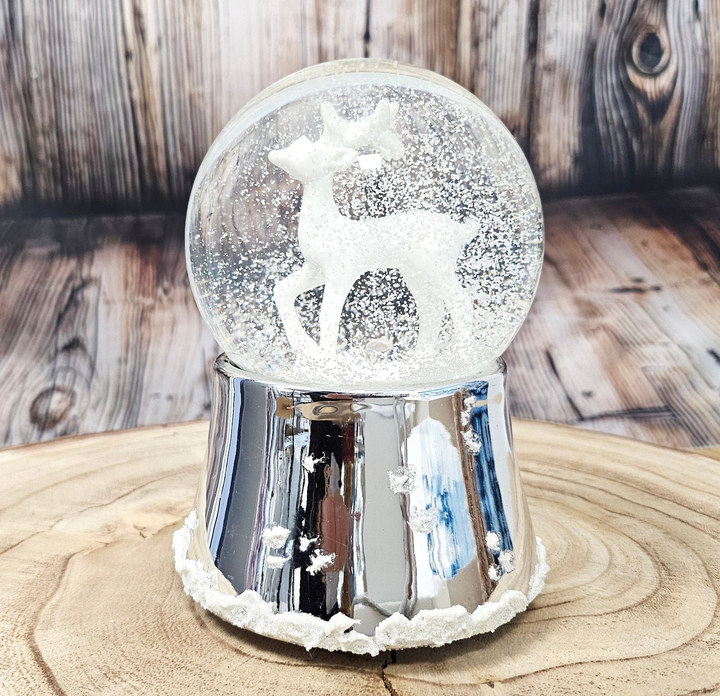 Nostalgische Schneekugel Reh weiß auf Silber Sockel mit Schneeflocken 100 mm Durchmesser mit Spieluhr - Schneekugelhaus