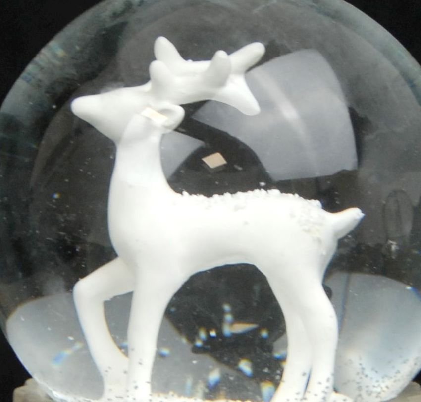 Nostalgische Schneekugel Reh weiß auf Silber Sockel mit Schneeflocken 100 mm Durchmesser mit Spieluhr - Schneekugelhaus