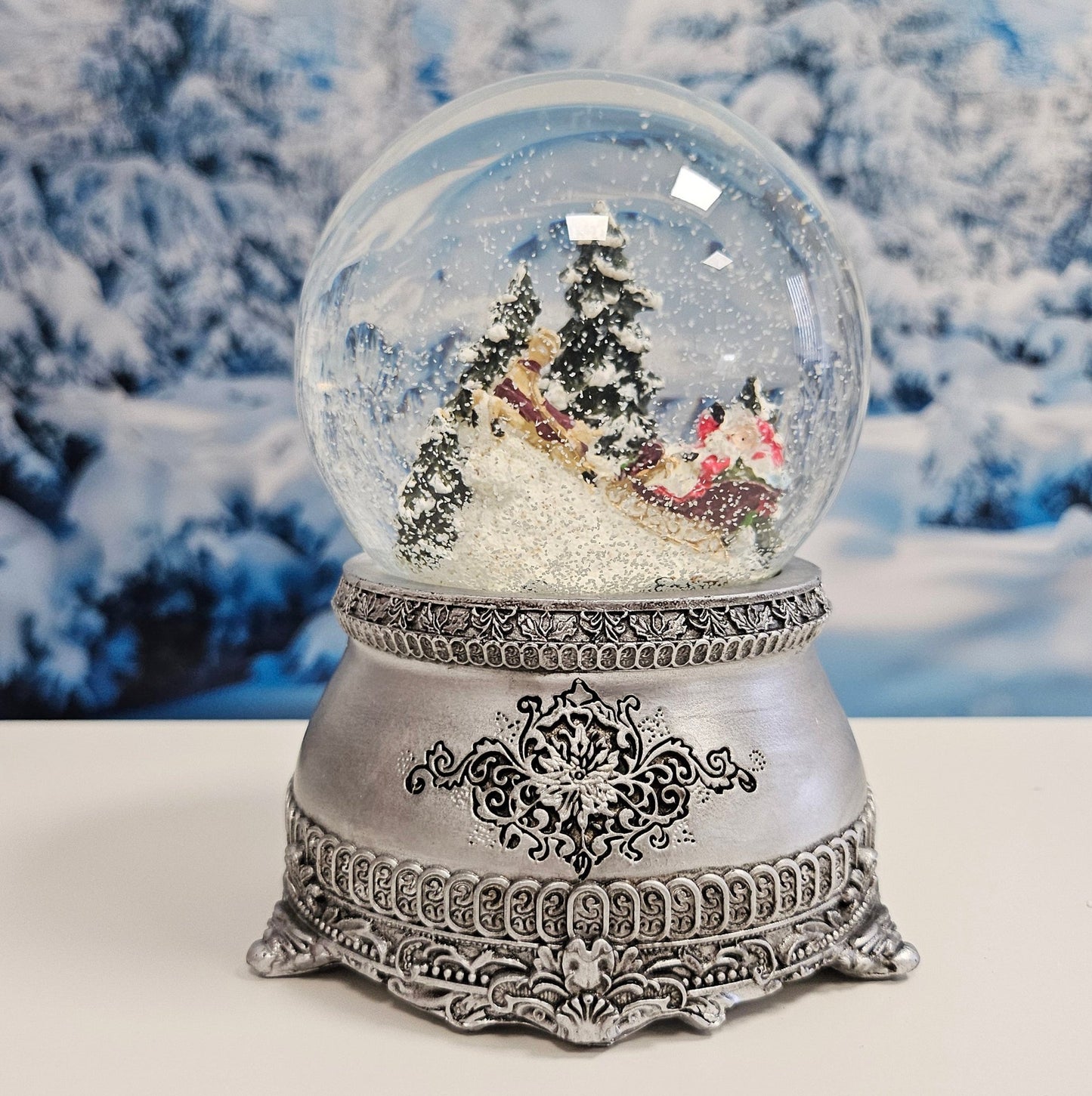 Nostalgische Schneekugel Santa im Schlitten auf Zinnsockel 100 mm Durchmesser mit Spieluhr - Schneekugelhaus