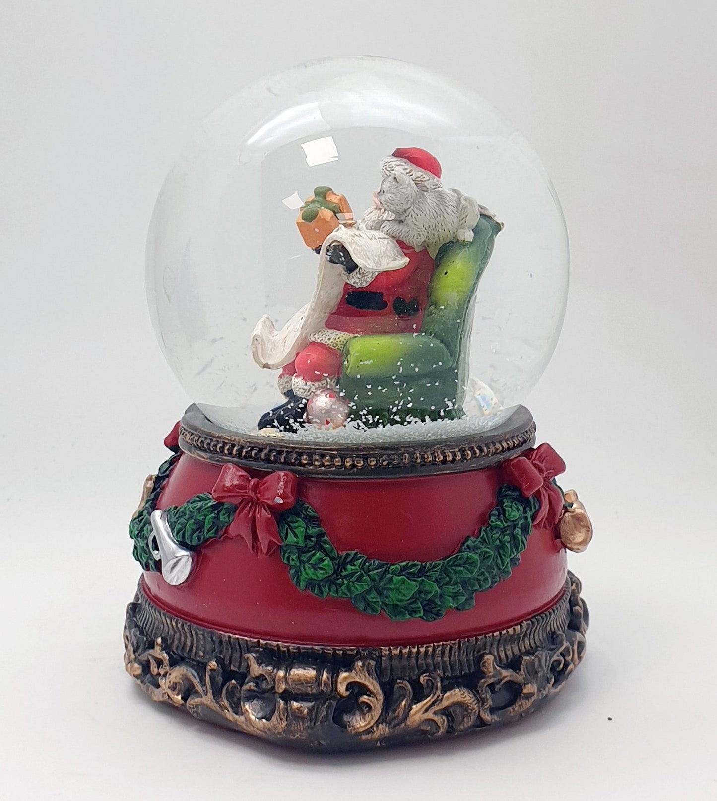 Nostalgische Schneekugel Santa mit Geschenkeliste auf Sockel Weihnachtsdekor rot mm Durchmesser mit Spieluhr - Schneekugelhaus