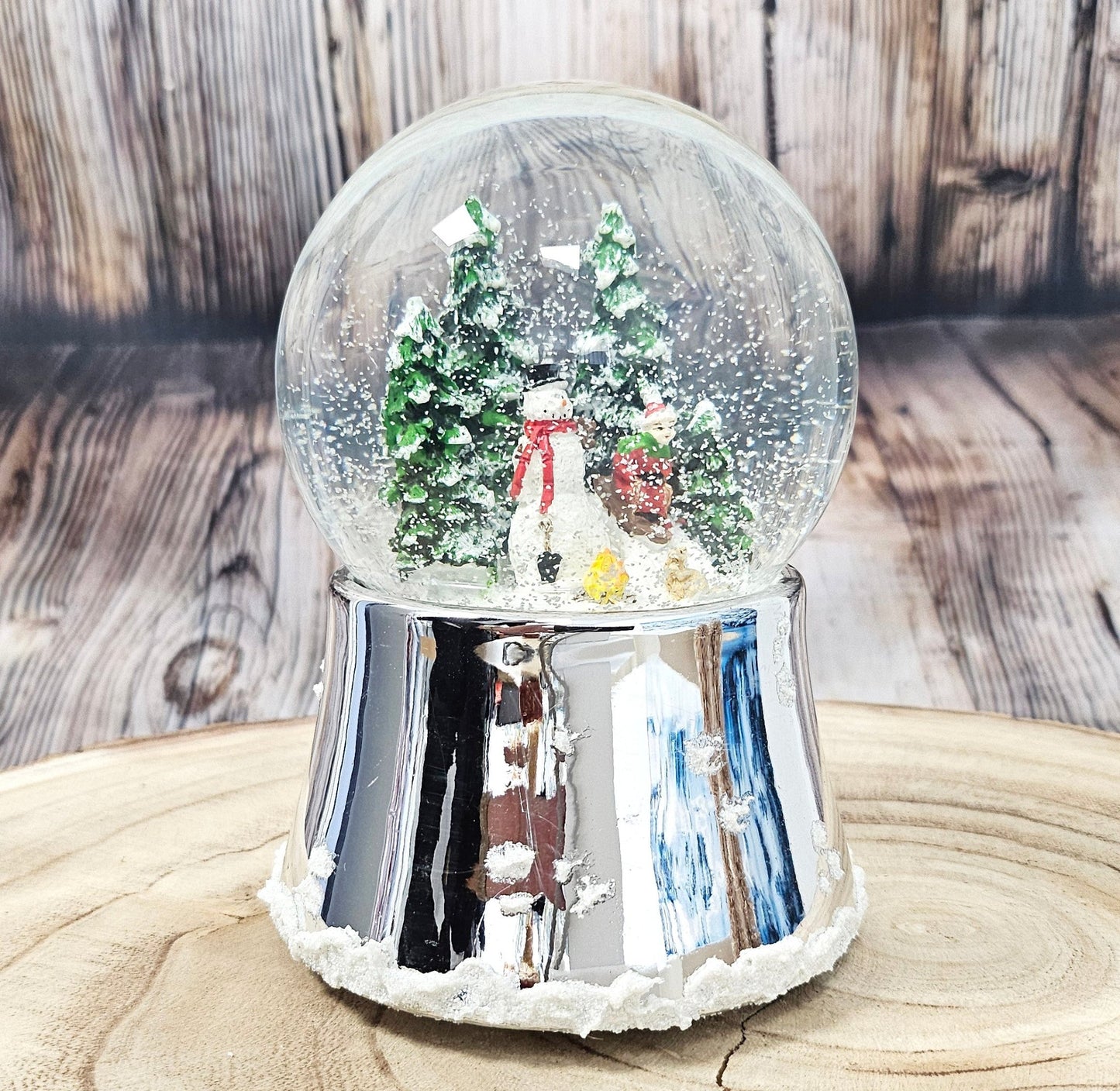 Nostalgische Schneekugel Schneemann steht auf Silber Sockel mit Schneeflocken 100 mm Durchmesser mit Spieluhr - Schneekugelhaus