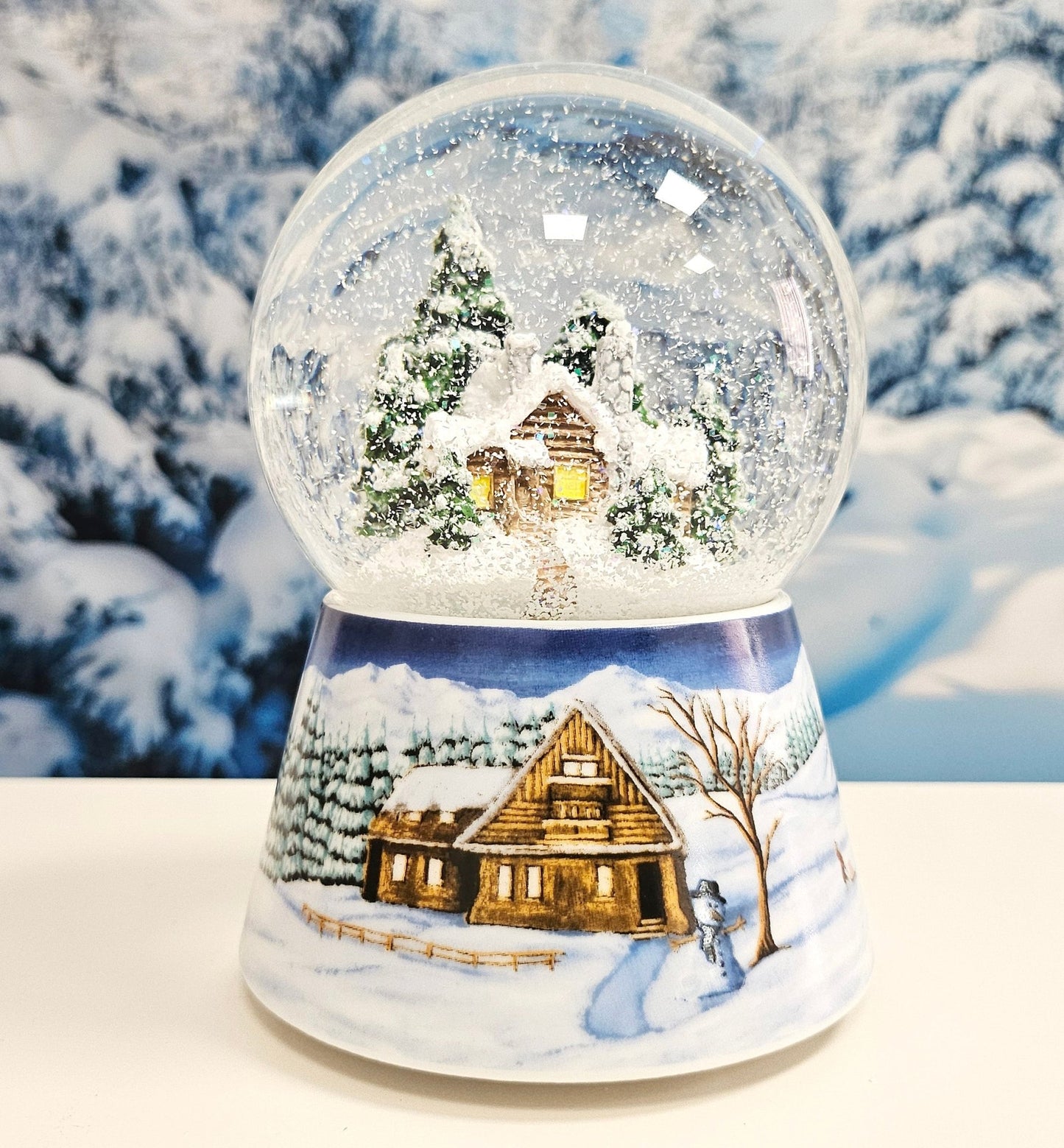 Nostalgische Schneekugel Verschneite Winterhütte auf Winterlandschaft mittelblau 100 mm Durchmesser mit Spieluhr - Schneekugelhaus