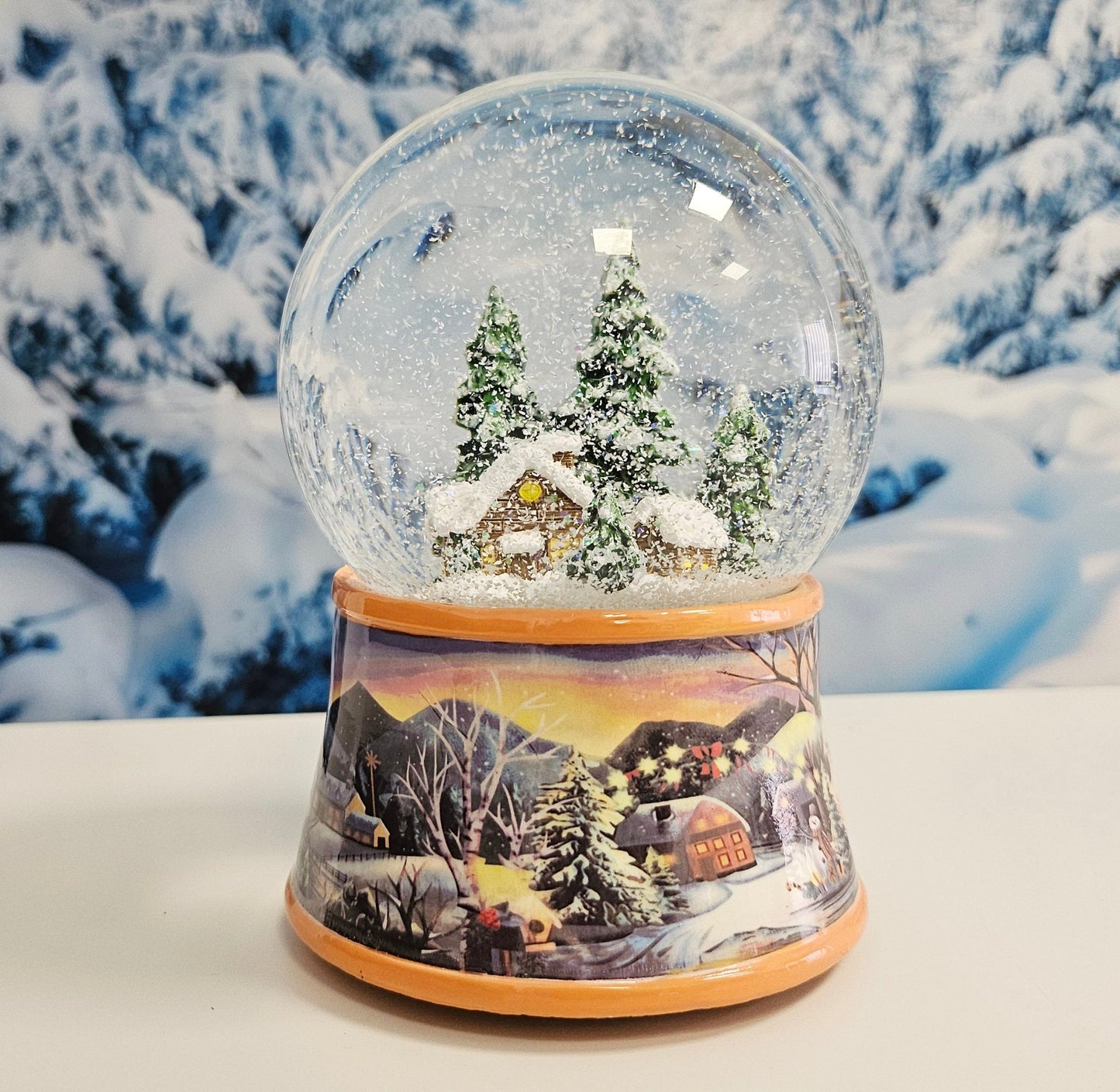Nostalgische Schneekugel Verschneite Winterhütte auf Winterlandschaft Ocker 100 mm Durchmesser mit Spieluhr - Schneekugelhaus