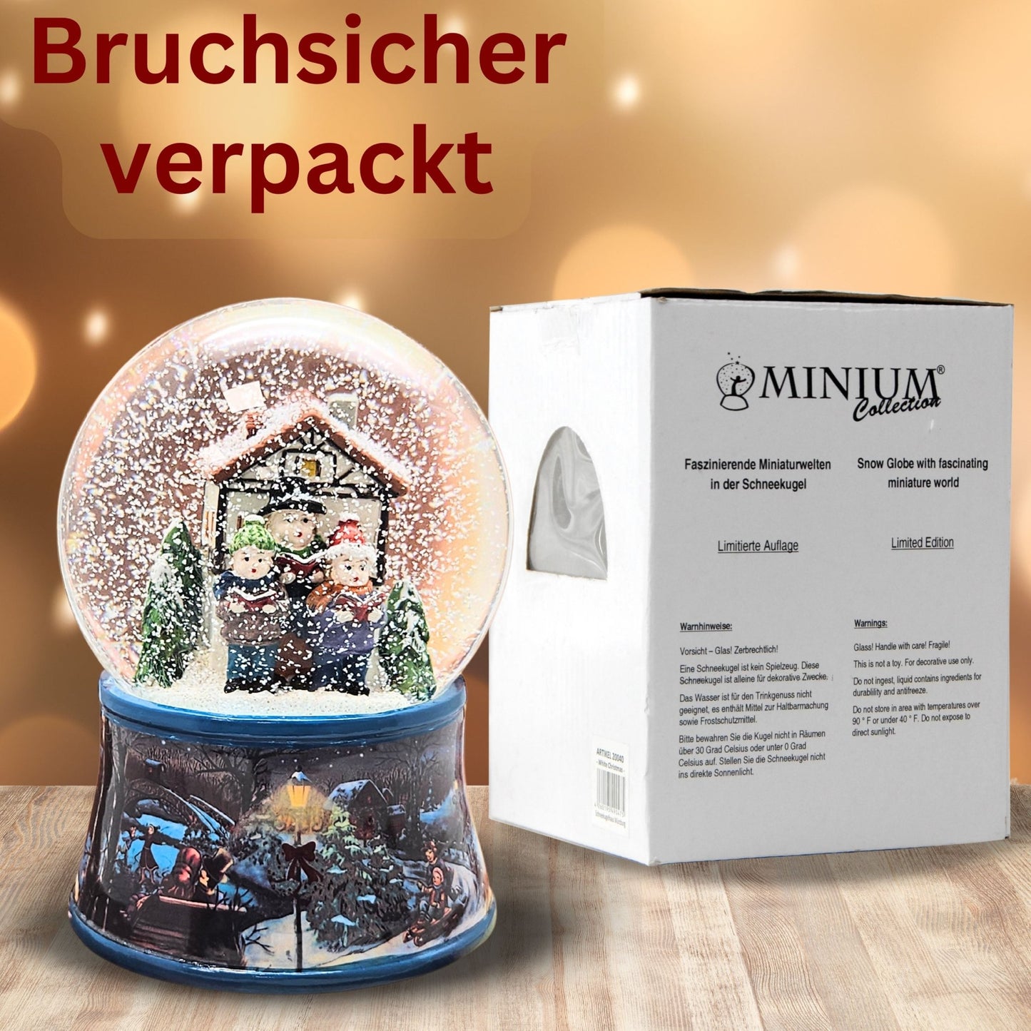 Nostalgische Schneekugel Weihnachtssinger vor Fachwerkhaus auf Sockel Eisläufer 100 mm Durchmesser mit Spieluhr - Schneekugelhaus