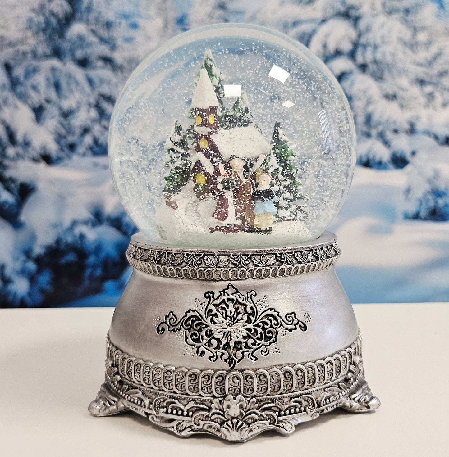 Nostalgische Schneekugel Weihnachtsspaziergang auf Zinnsockel 100 mm Durchmesser mit Spieluhr - Schneekugelhaus